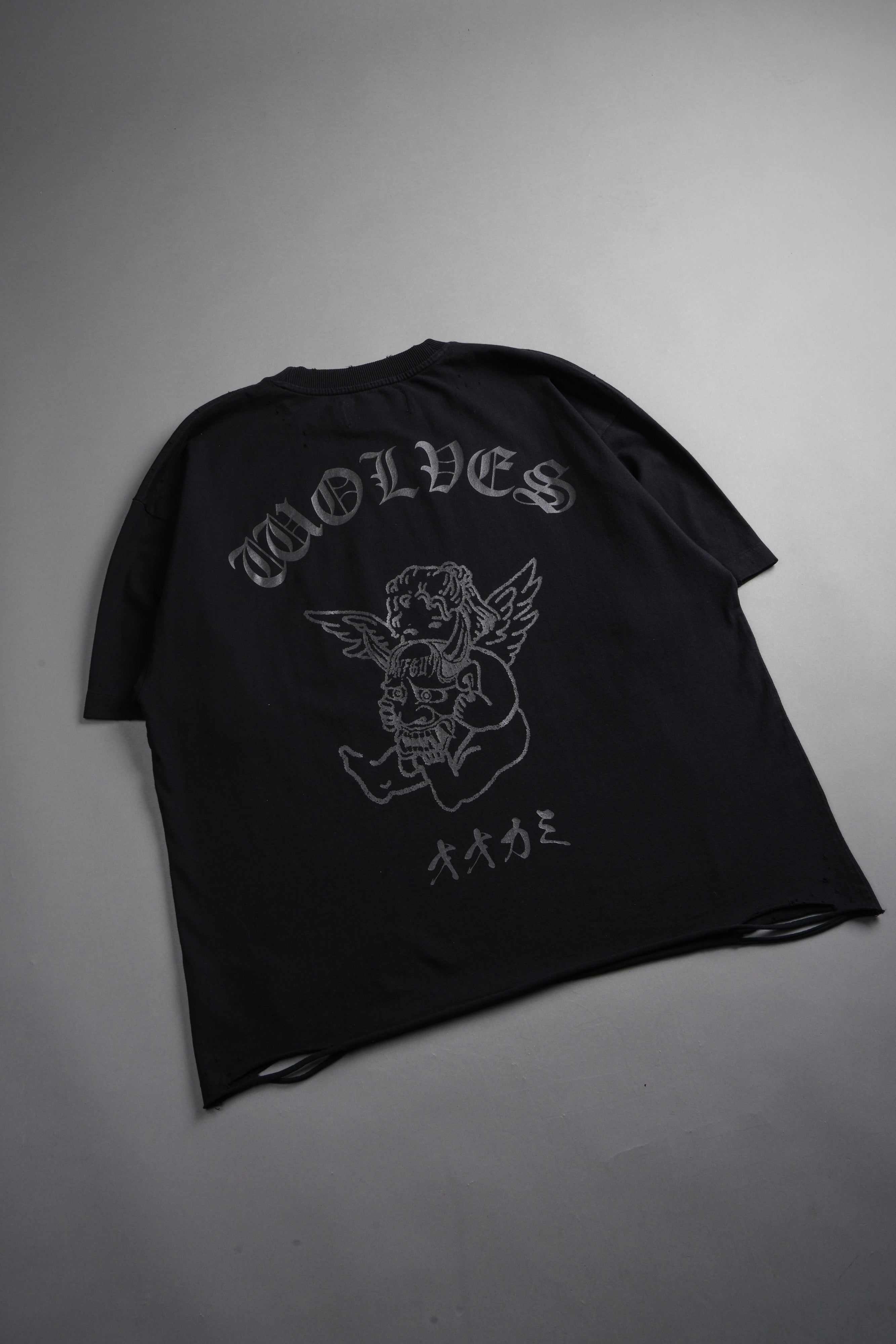 Wolves Oni Cherub Distressed Grunge Unisex Tee in Black — imagem 4
