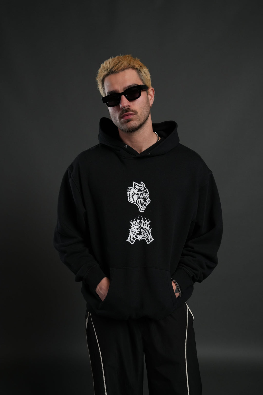 Shonen's Past "Pierce" Hoodie in Black — imagem 2