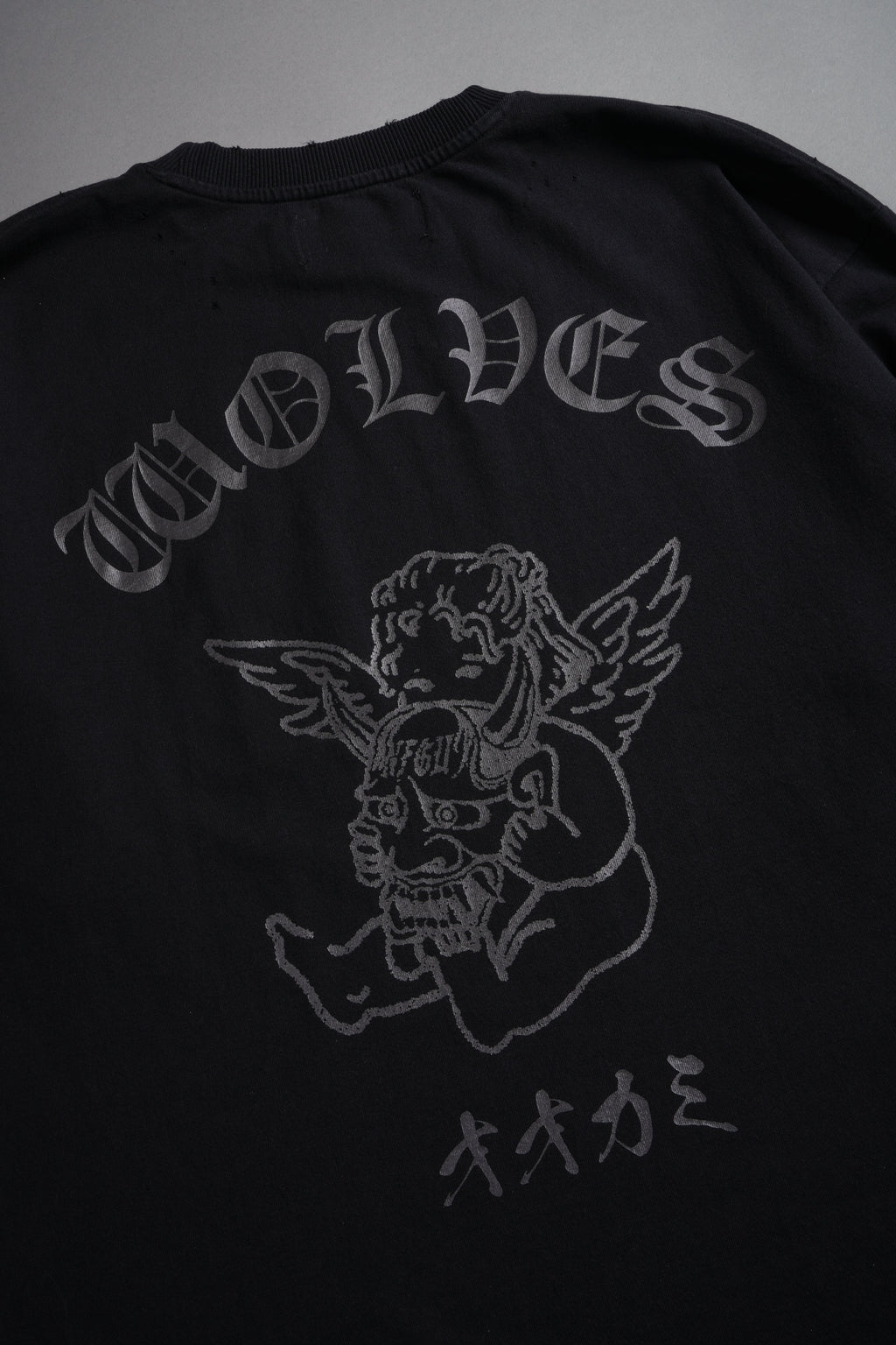 Wolves Oni Cherub Distressed Grunge Unisex Tee in Black — imagem 5