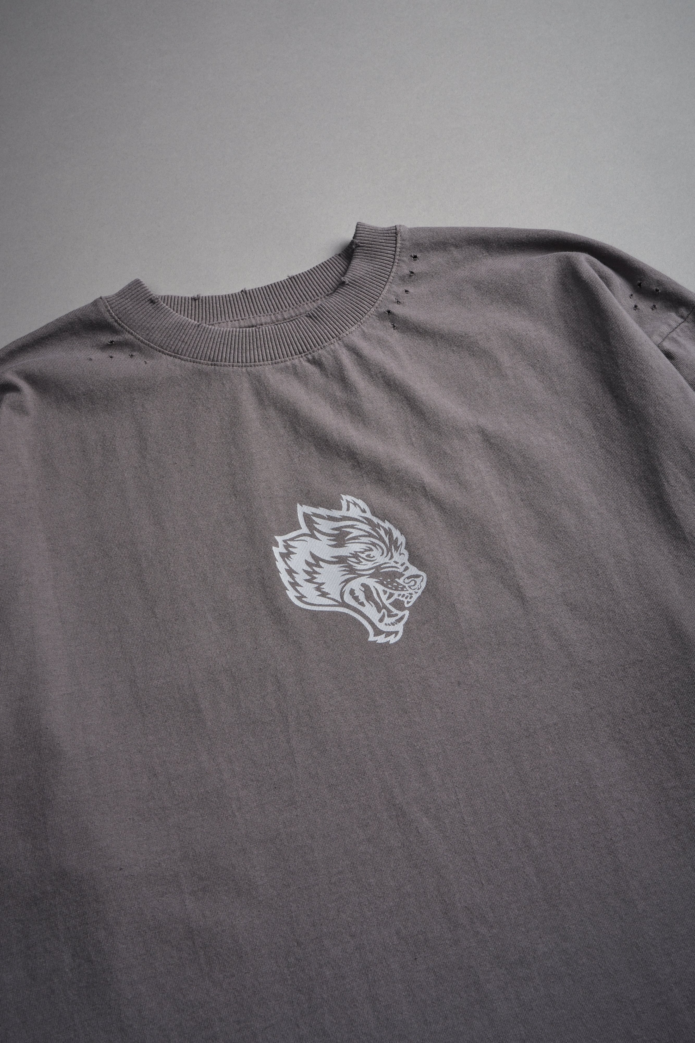 Wolves Oni Cherub Distressed Grunge Unisex Tee in Slate Gray — imagem 7