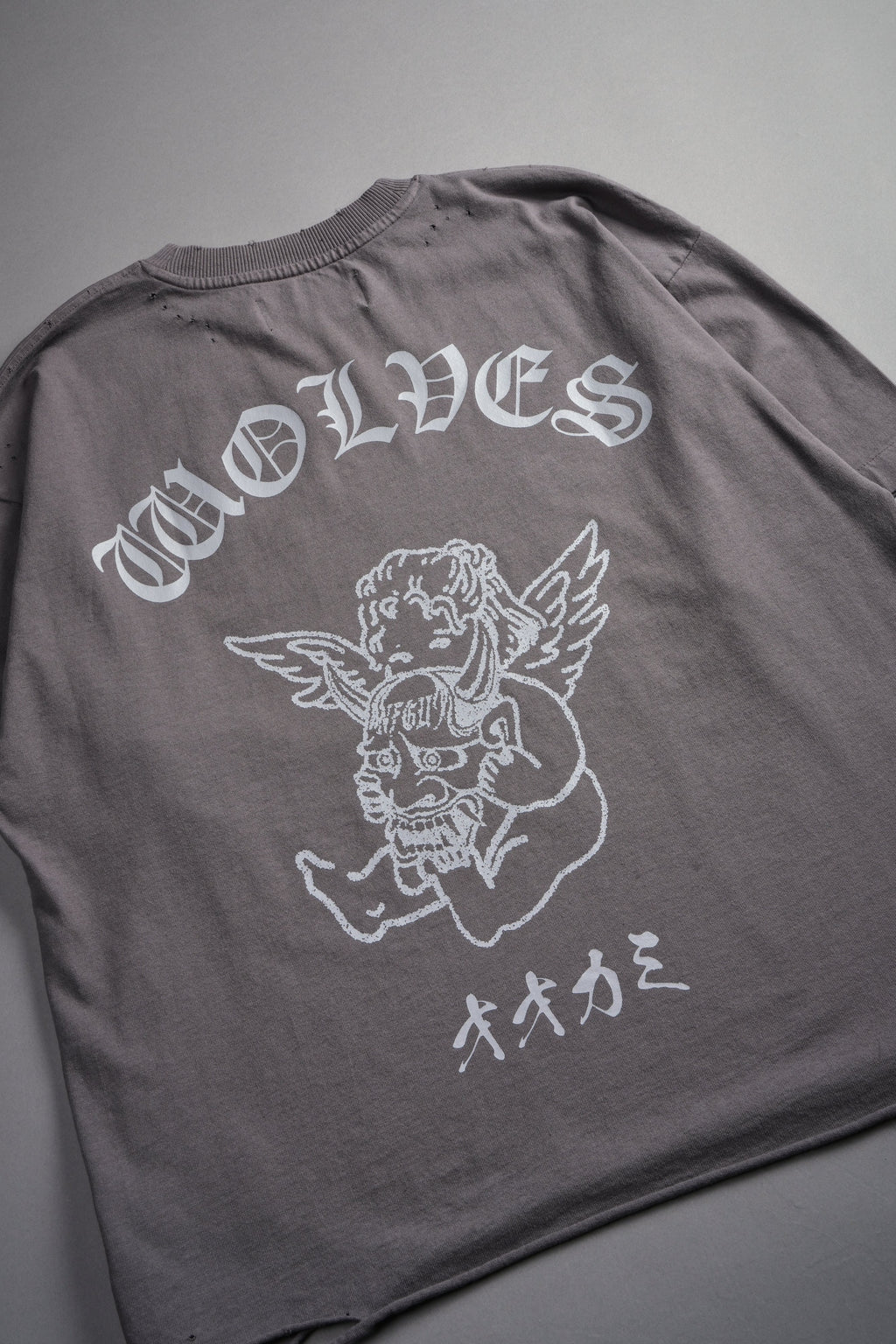 Wolves Oni Cherub Distressed Grunge Unisex Tee in Slate Gray — imagem 9