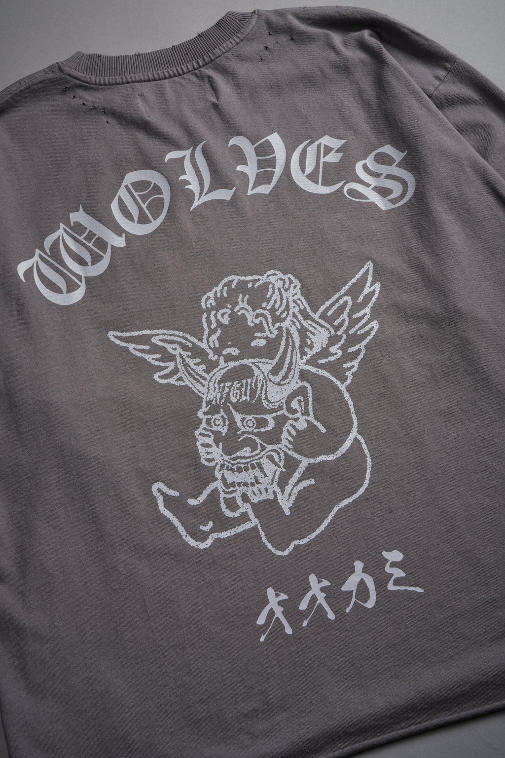 Wolves Oni Cherub Distressed Grunge Unisex Tee in Slate Gray — imagem 10