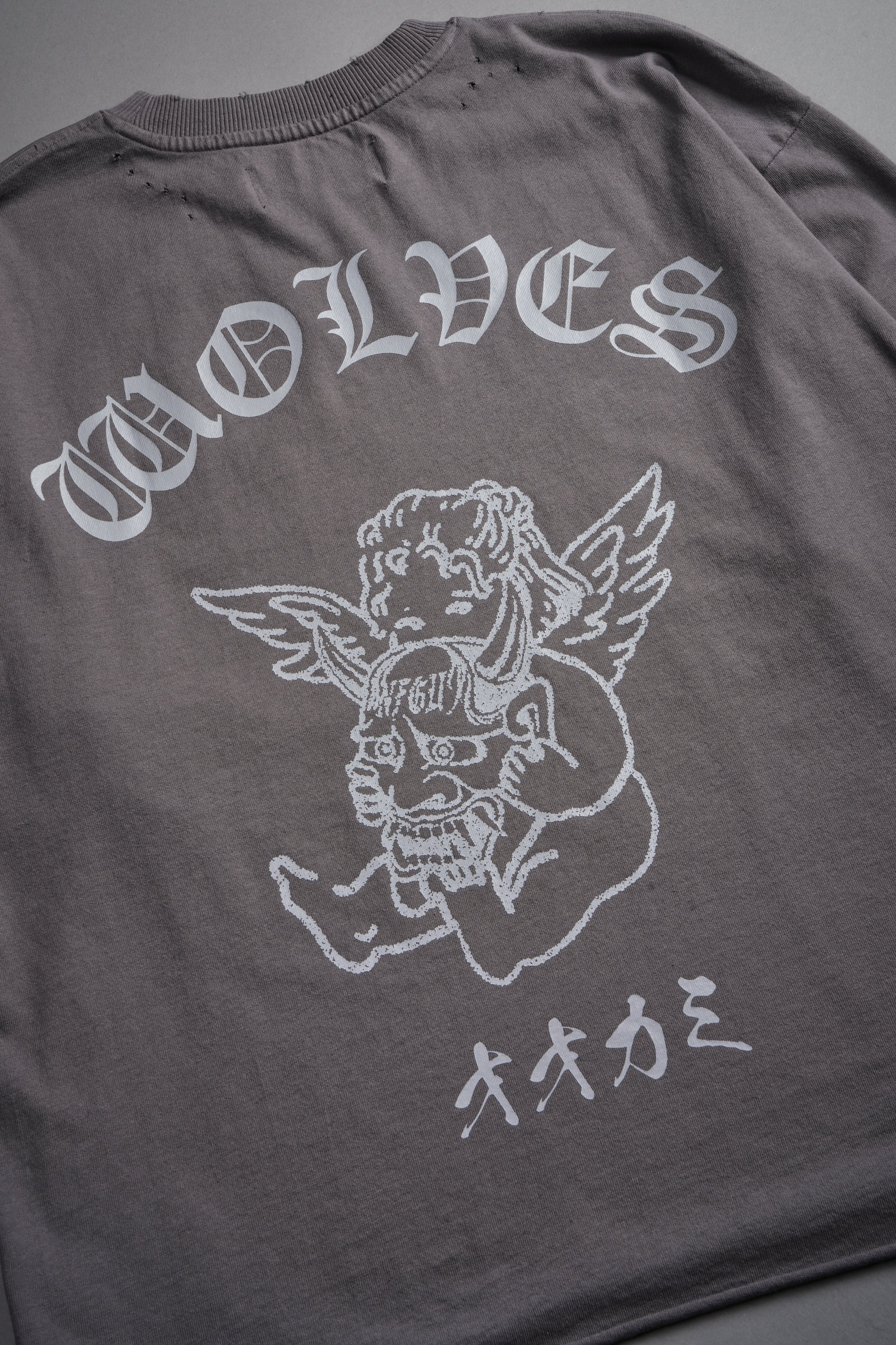 Wolves Oni Cherub Distressed Grunge Unisex Tee in Slate Gray — imagem 10