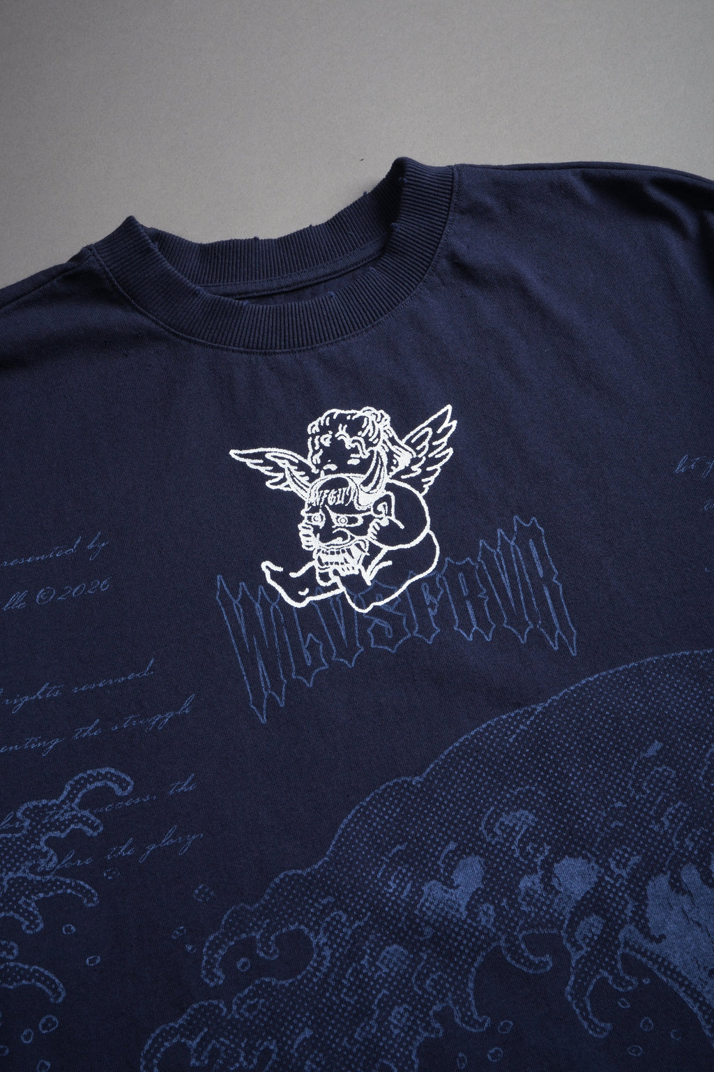 The Great Wave Distressed Grunge Box Cut Tee V2 in Navy — imagem 7