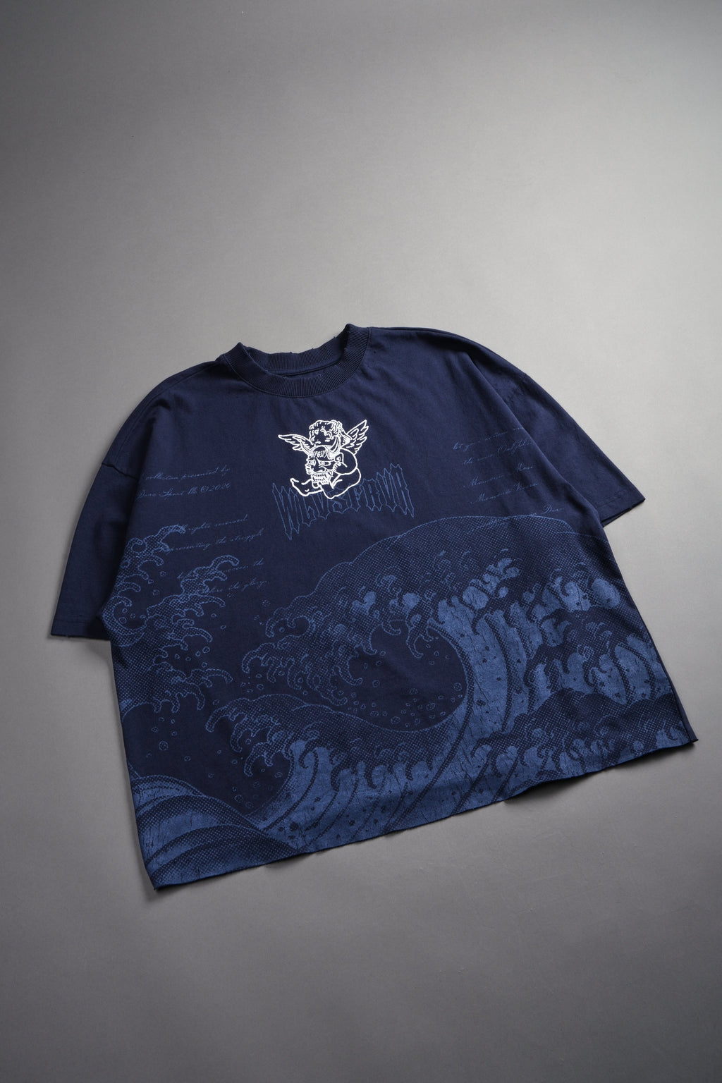 The Great Wave Distressed Grunge Box Cut Tee V2 in Navy — imagem 8