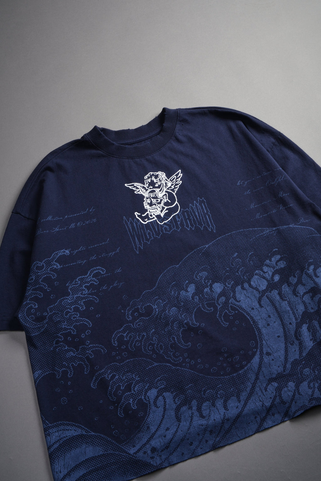 The Great Wave Distressed Grunge Box Cut Tee V2 in Navy — imagem 9