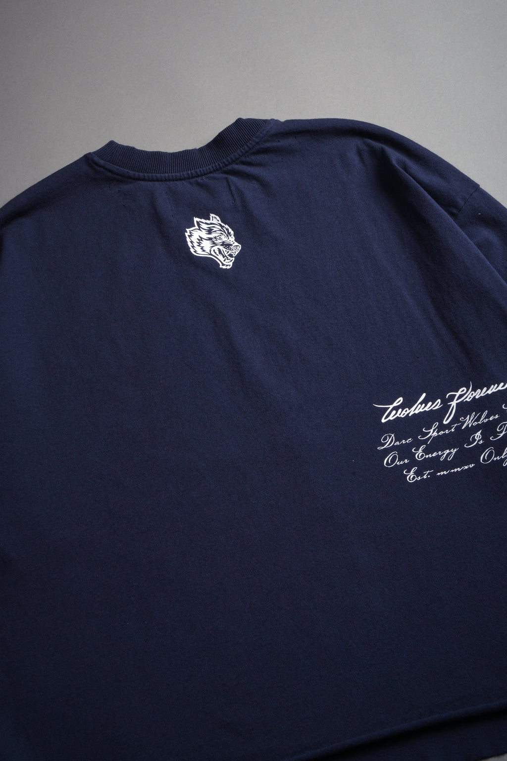 The Great Wave Distressed Grunge Box Cut Tee V2 in Navy — imagem 10