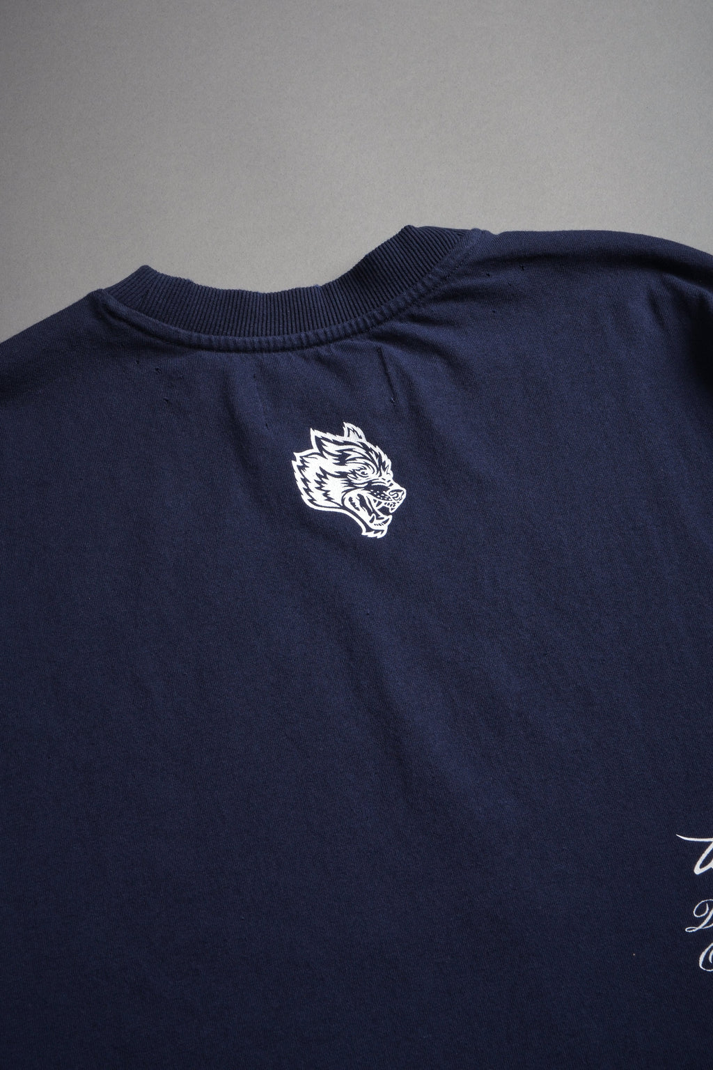 The Great Wave Distressed Grunge Box Cut Tee V2 in Navy — imagem 11