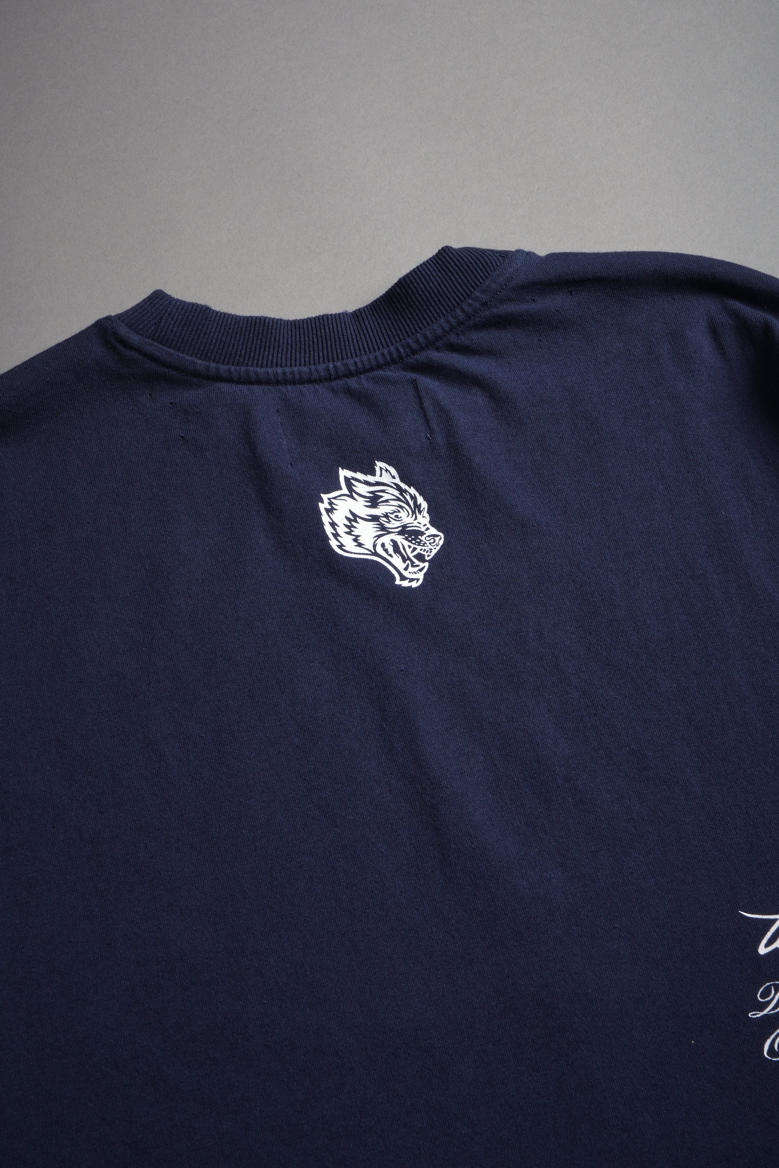 The Great Wave Distressed Grunge Box Cut Tee V2 in Navy — imagem 11