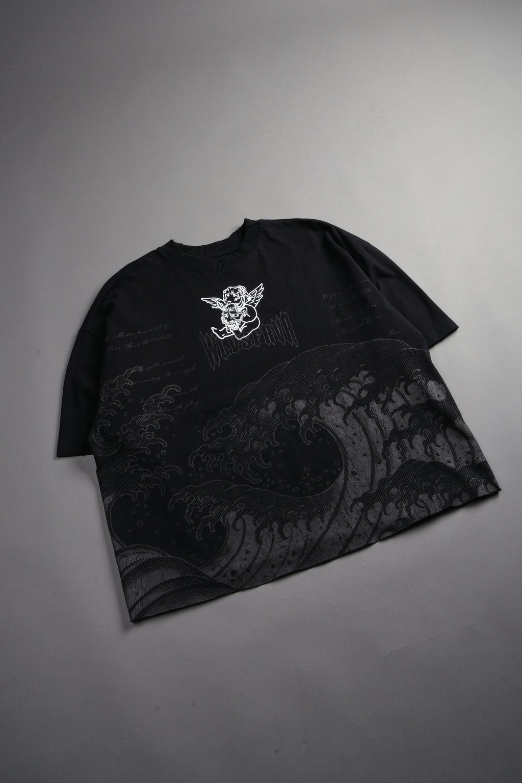 The Great Wave Distressed Grunge Box Cut Tee V2 in Black — imagem 8