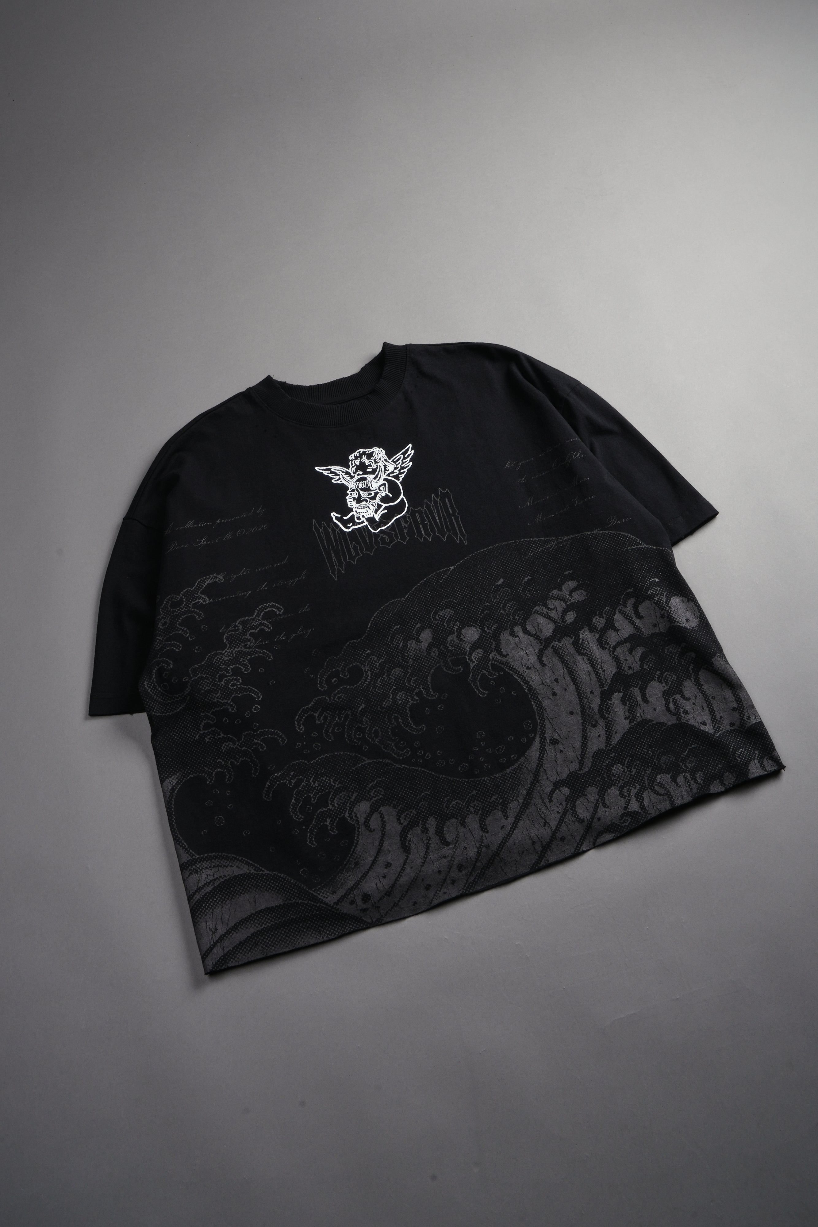 The Great Wave Distressed Grunge Box Cut Tee V2 in Black — imagem 8