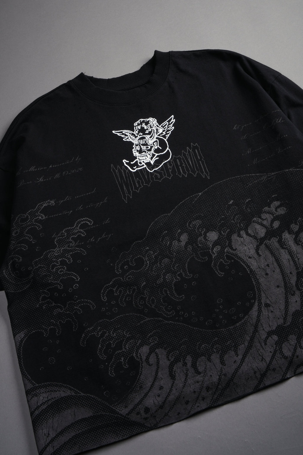 The Great Wave Distressed Grunge Box Cut Tee V2 in Black — imagem 9