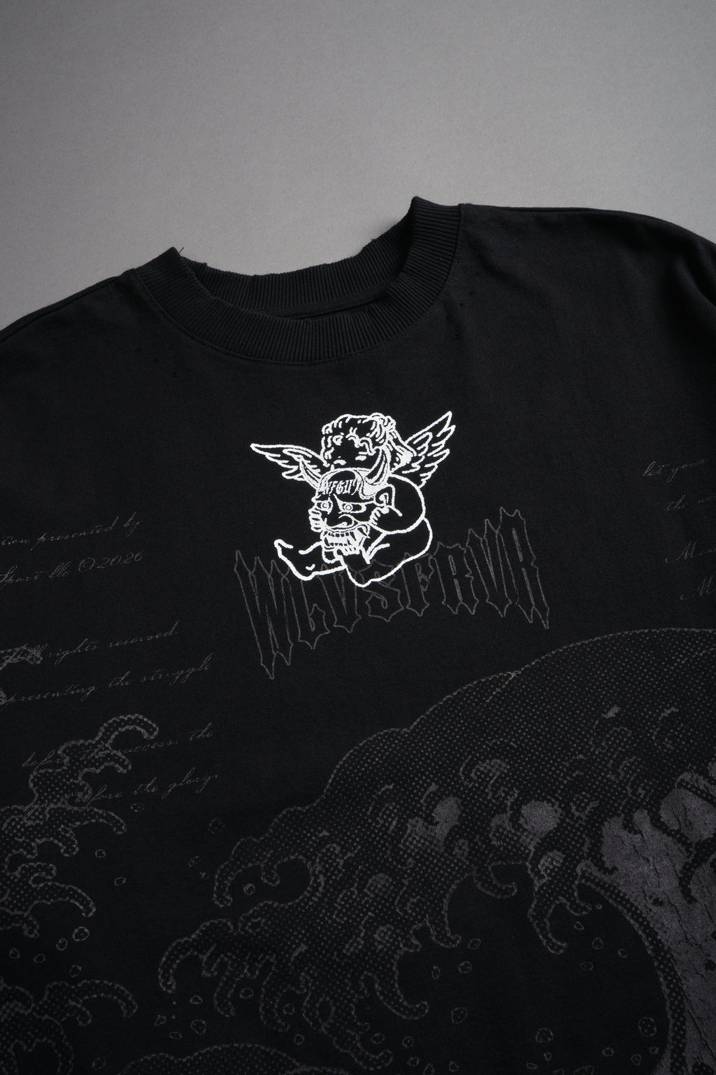 The Great Wave Distressed Grunge Box Cut Tee V2 in Black — imagem 10