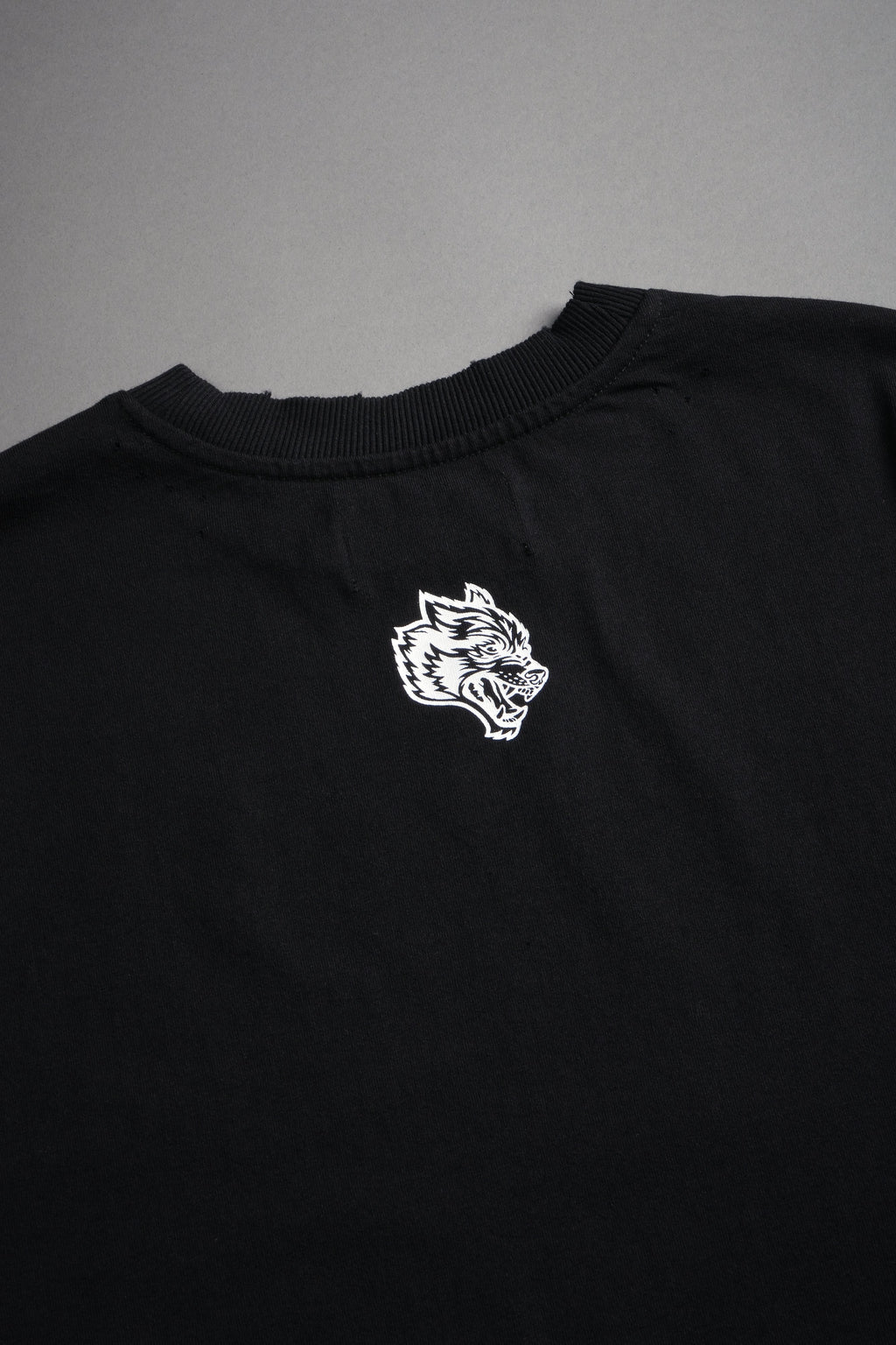 The Great Wave Distressed Grunge Box Cut Tee V2 in Black — imagem 12