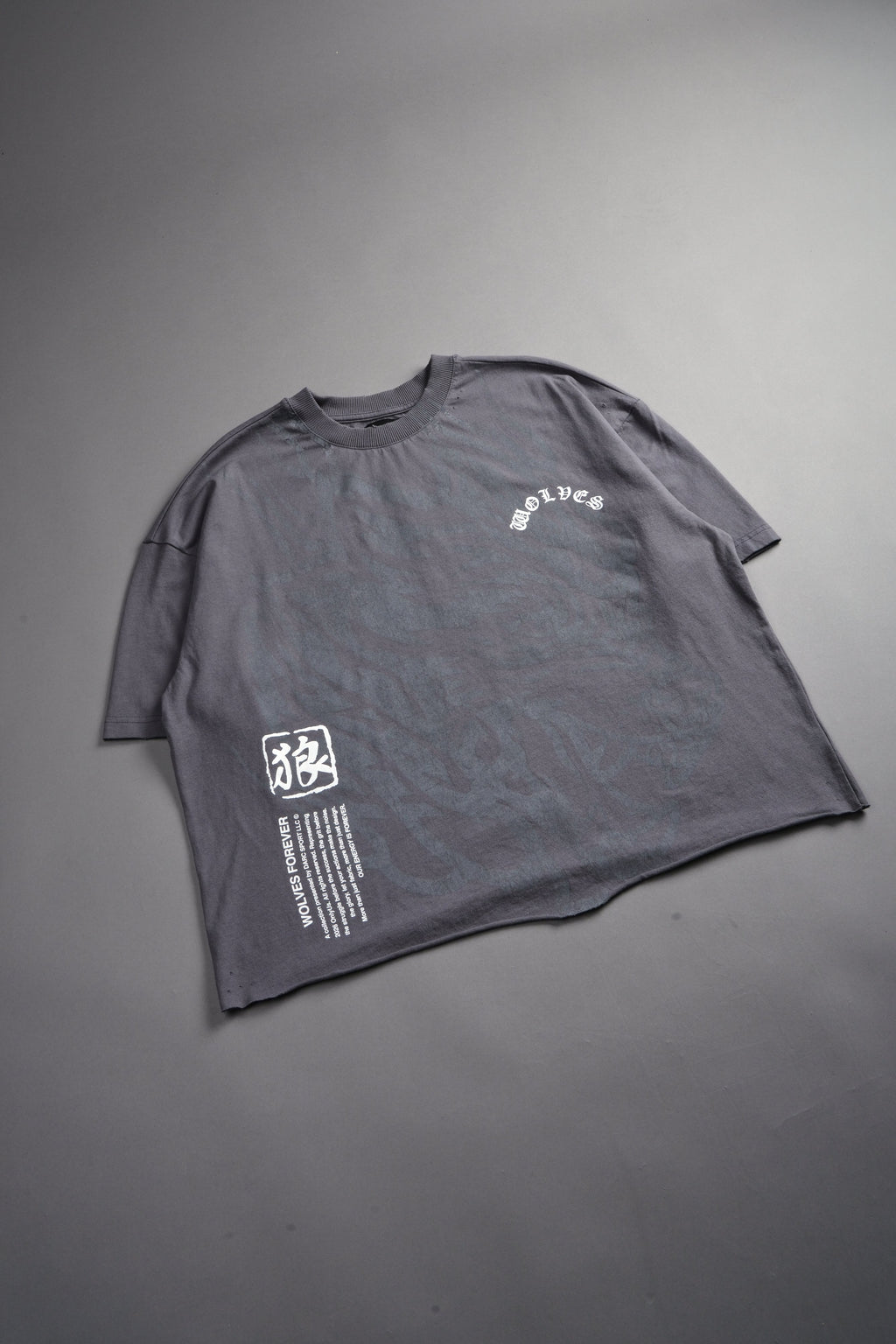 Okami Inferno Distressed Grunge Box Cut Tee V2 in Slate Gray — imagem 7