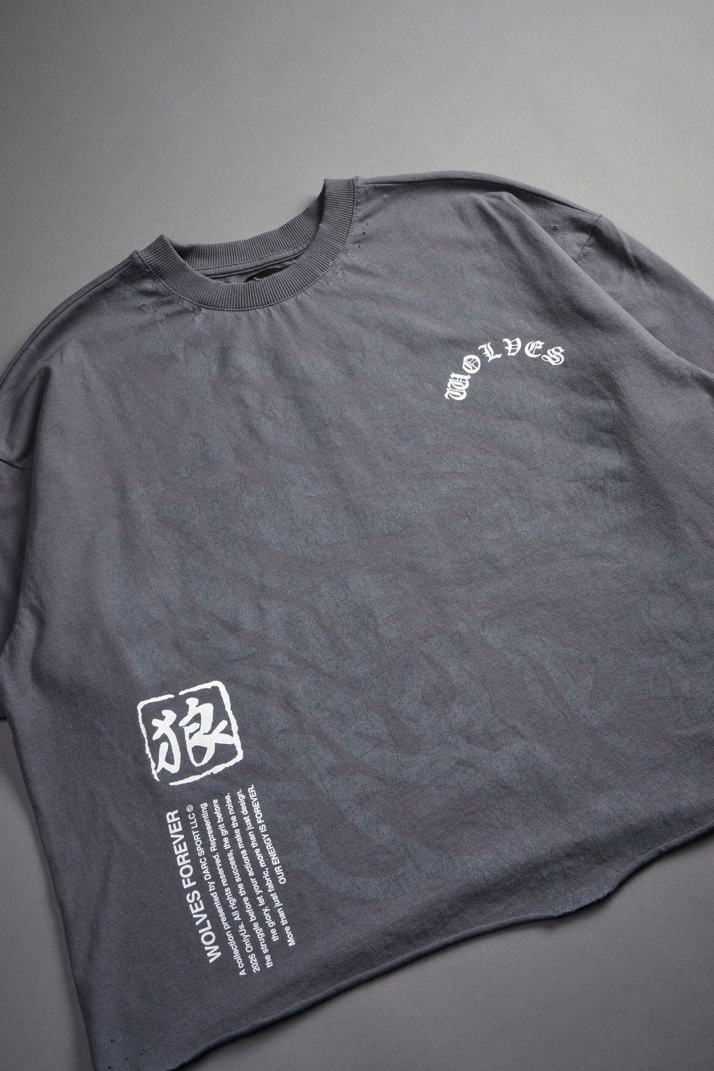 Okami Inferno Distressed Grunge Box Cut Tee V2 in Slate Gray — imagem 8