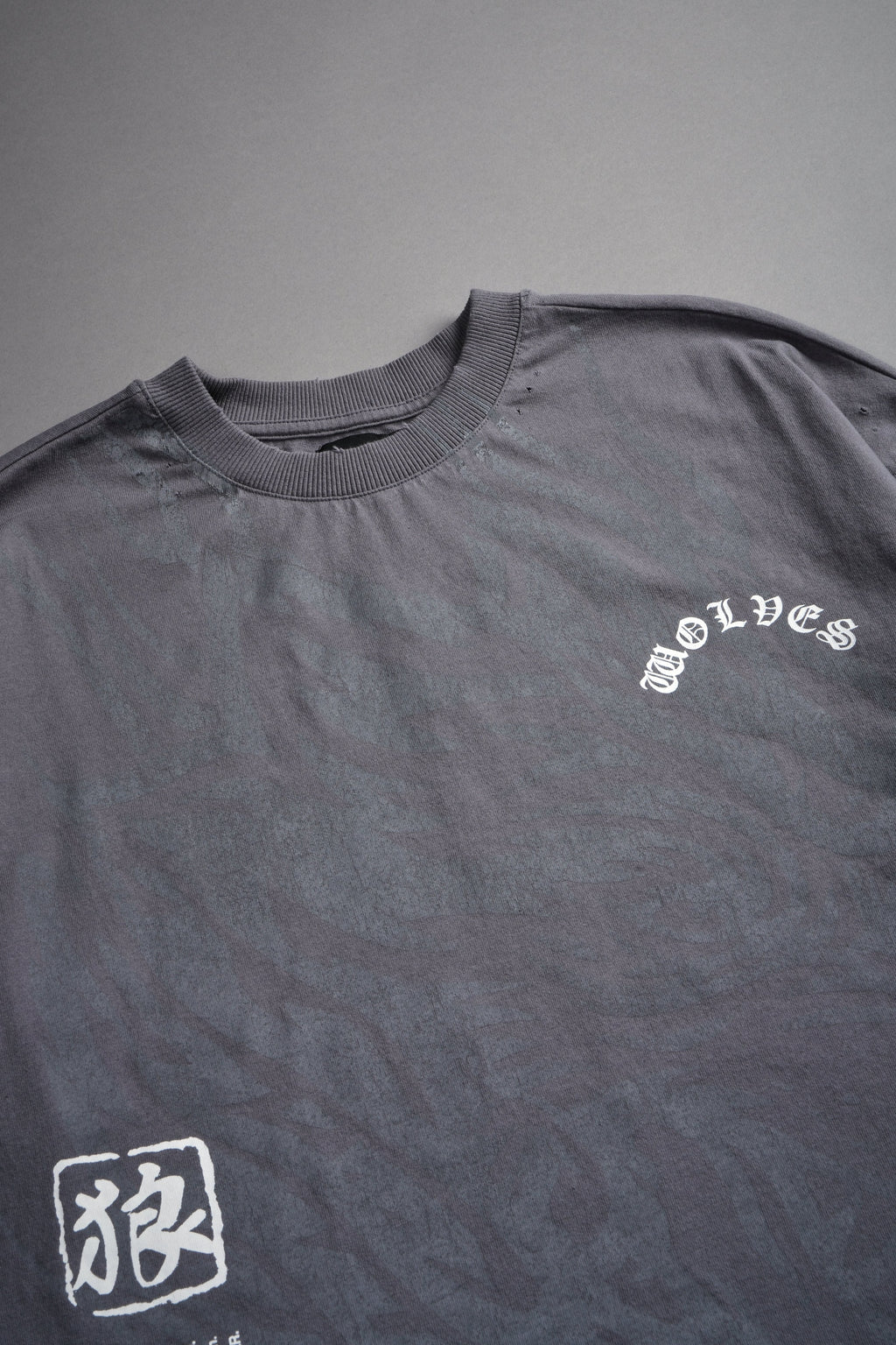 Okami Inferno Distressed Grunge Box Cut Tee V2 in Slate Gray — imagem 9