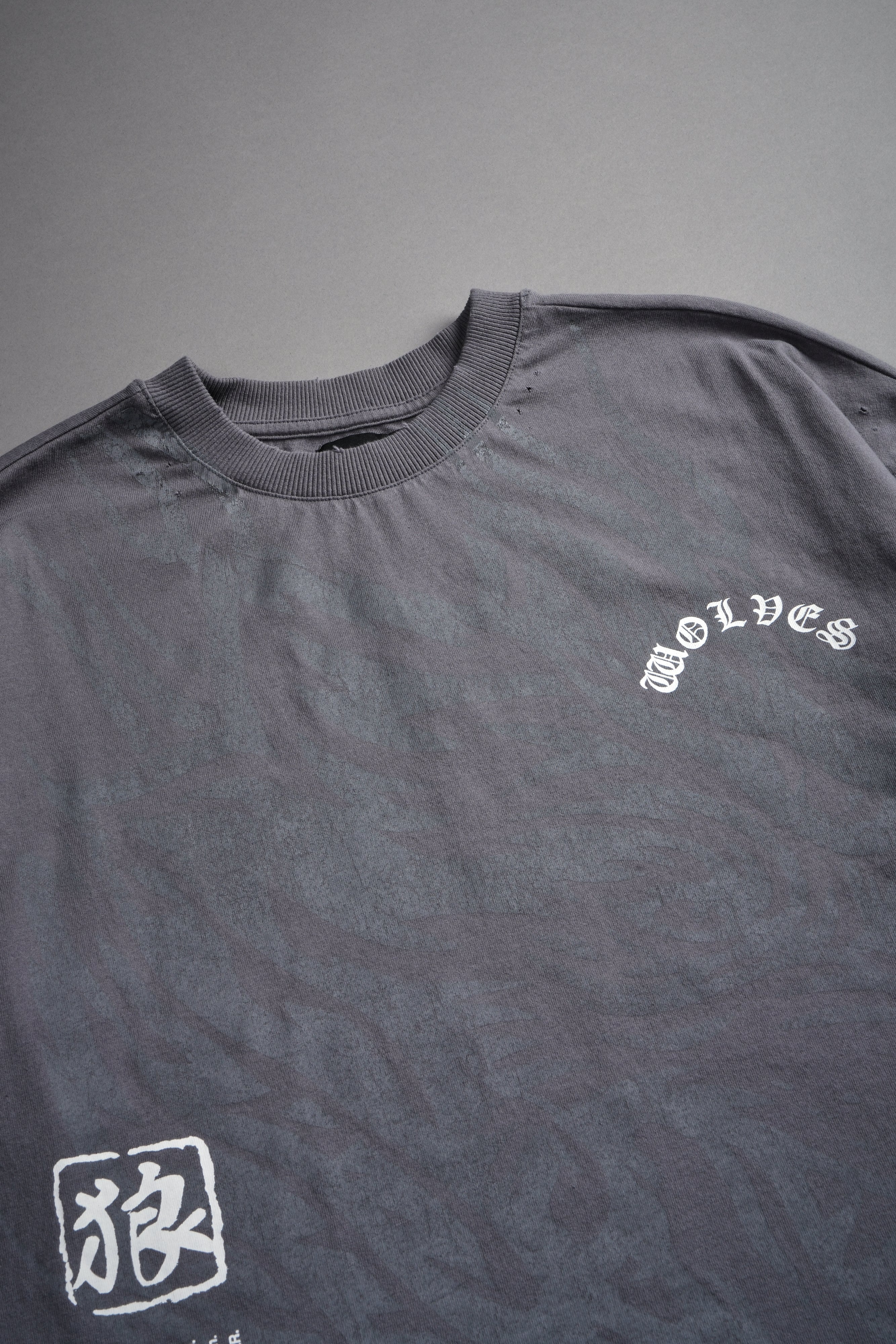Okami Inferno Distressed Grunge Box Cut Tee V2 in Slate Gray — imagem 9