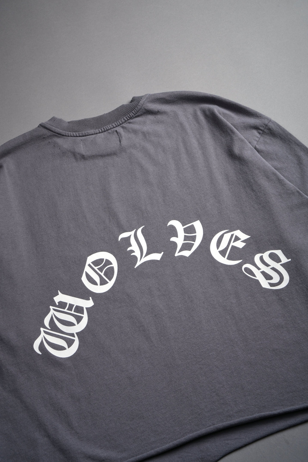 Okami Inferno Distressed Grunge Box Cut Tee V2 in Slate Gray — imagem 10