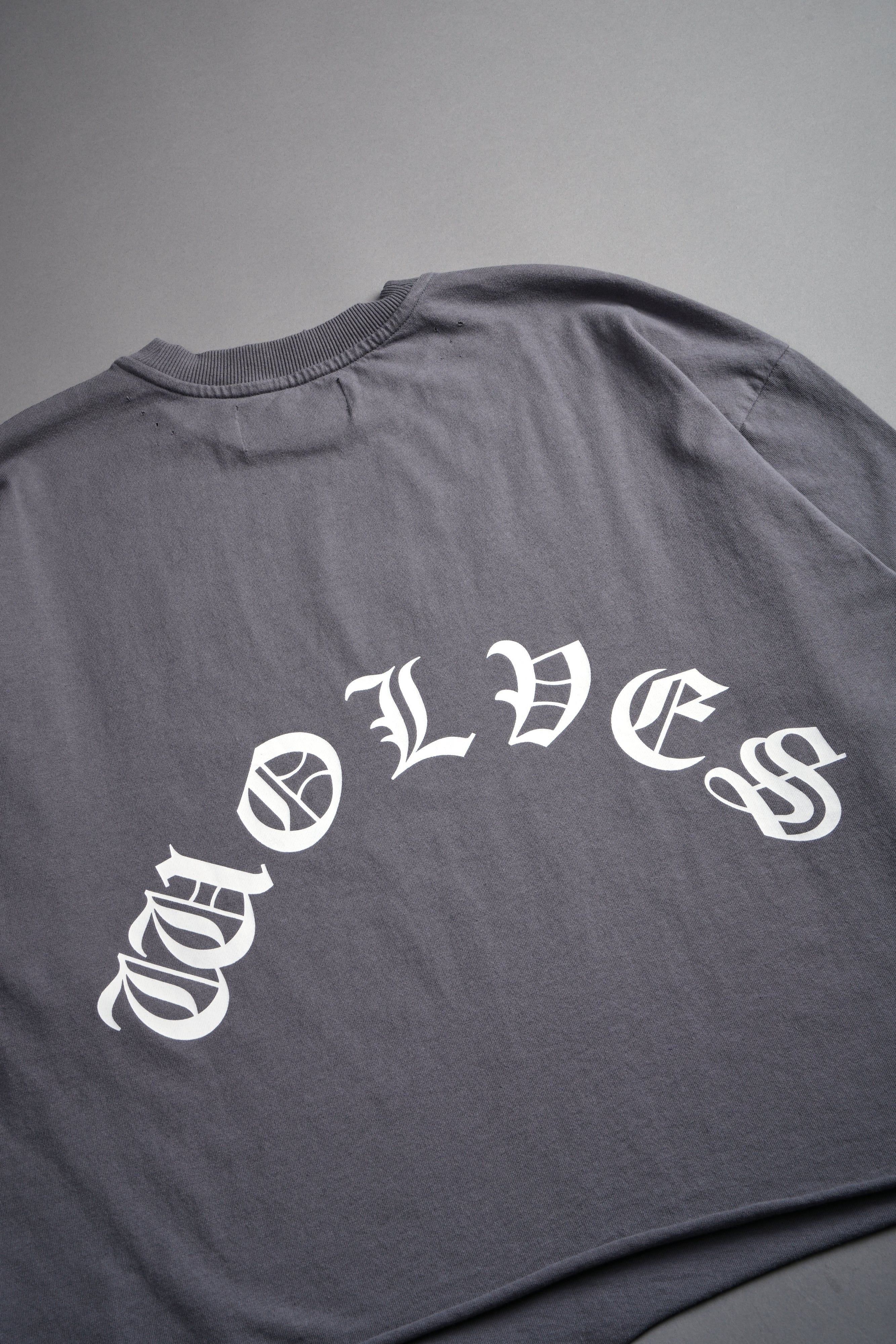 Okami Inferno Distressed Grunge Box Cut Tee V2 in Slate Gray — imagem 10