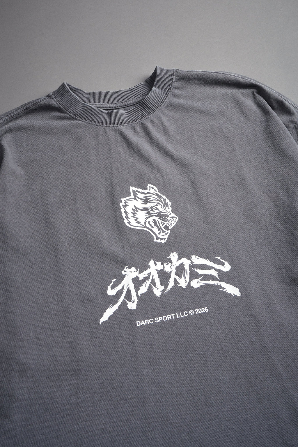 Okami Bushido Grunge Mid Length Raw Hem Ls Tee in Slate Gray — imagem 7