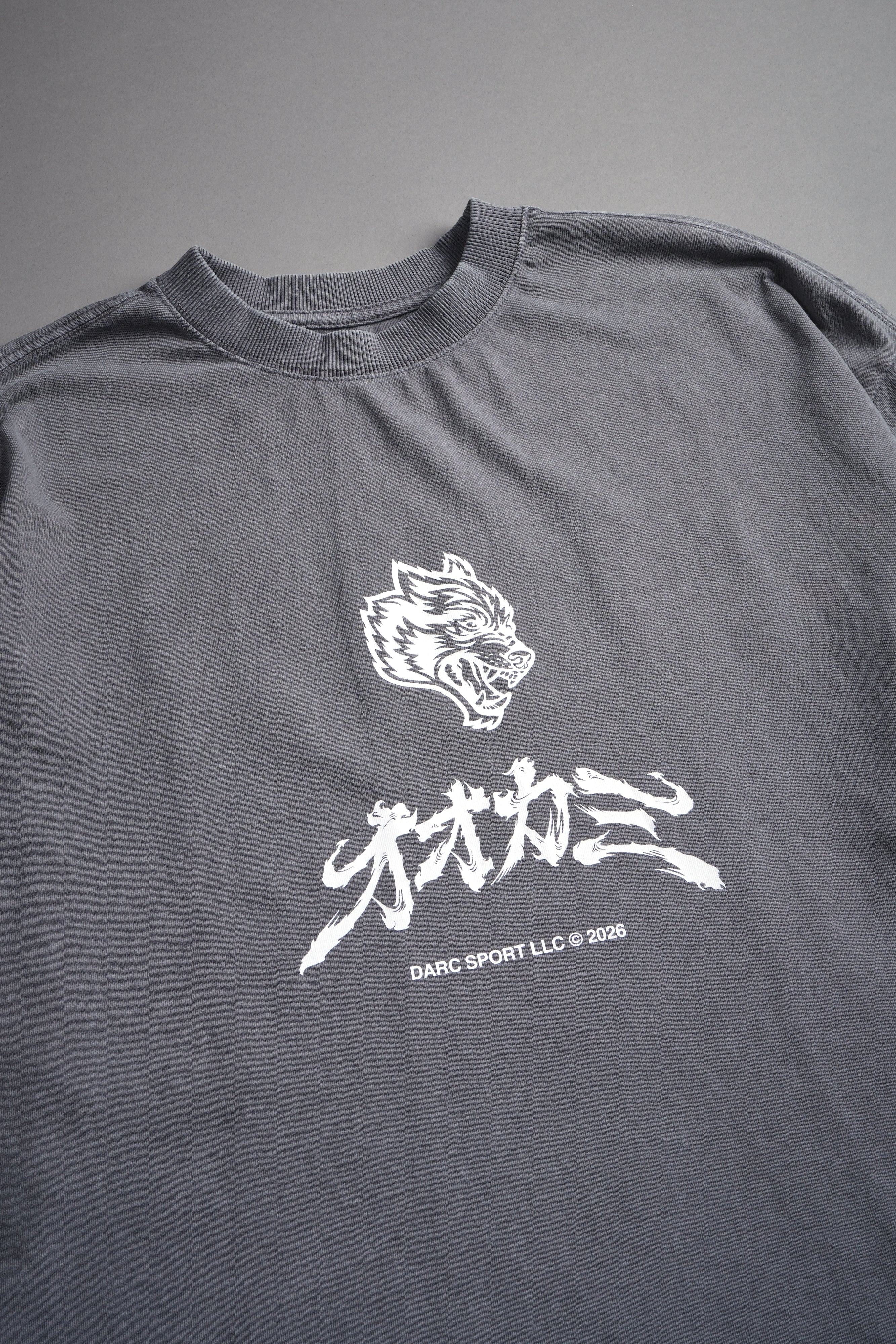 Okami Bushido Grunge Mid Length Raw Hem Ls Tee in Slate Gray — imagem 7