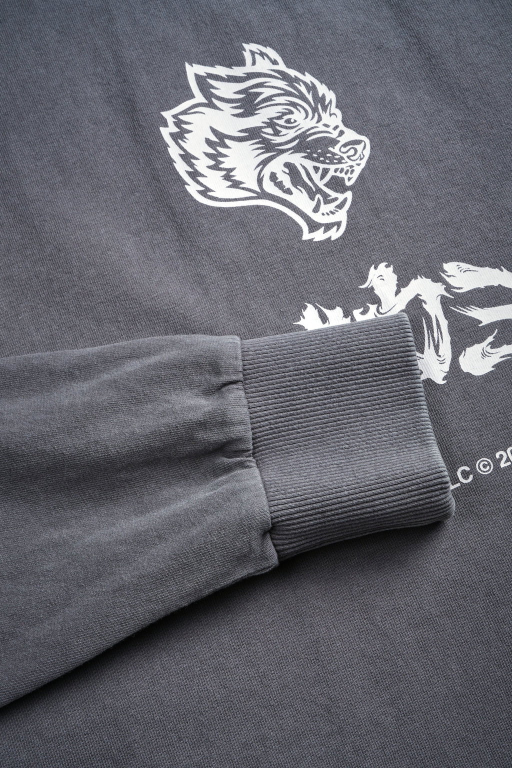 Okami Bushido Grunge Mid Length Raw Hem Ls Tee in Slate Gray — imagem 8