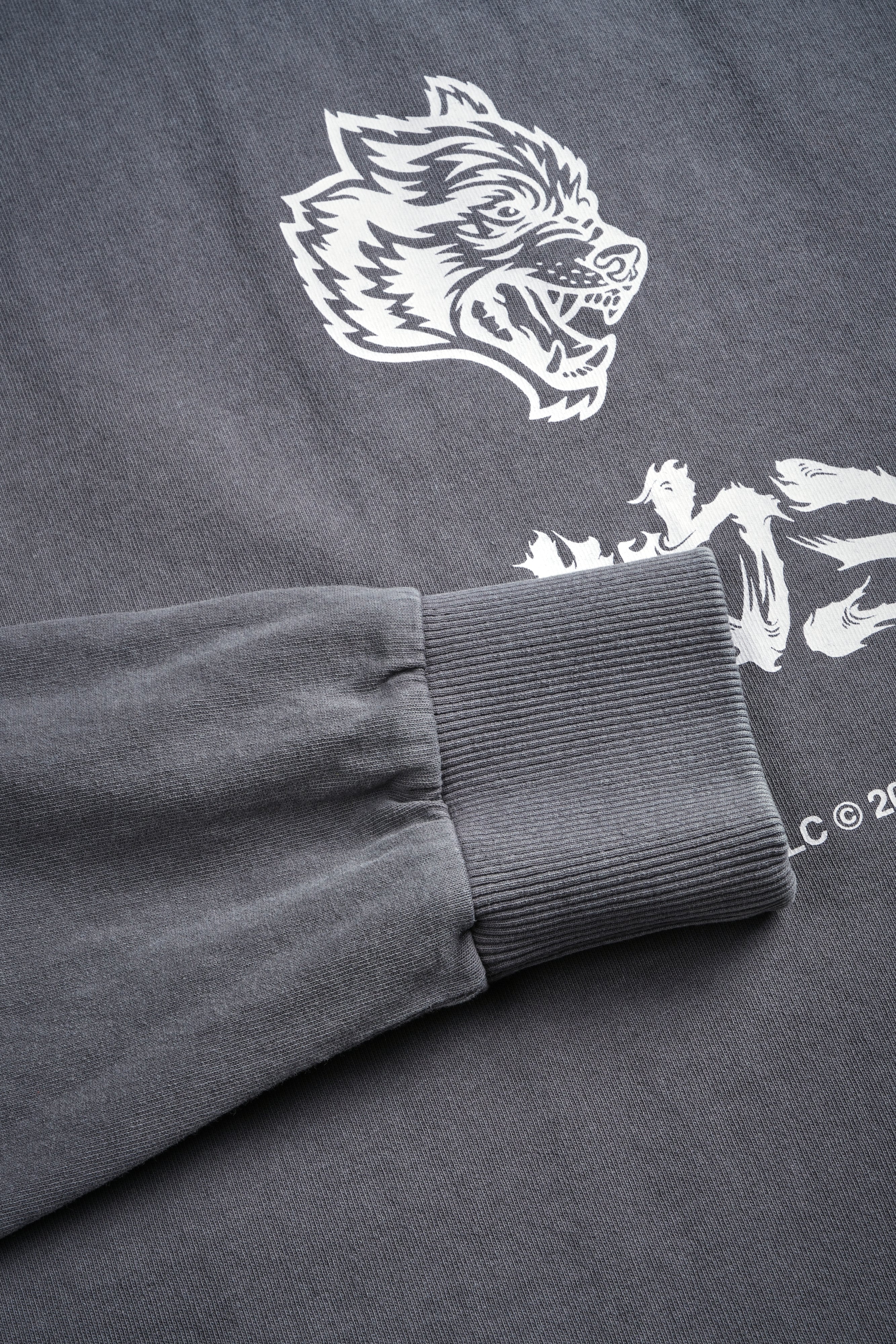 Okami Bushido Grunge Mid Length Raw Hem Ls Tee in Slate Gray — imagem 8