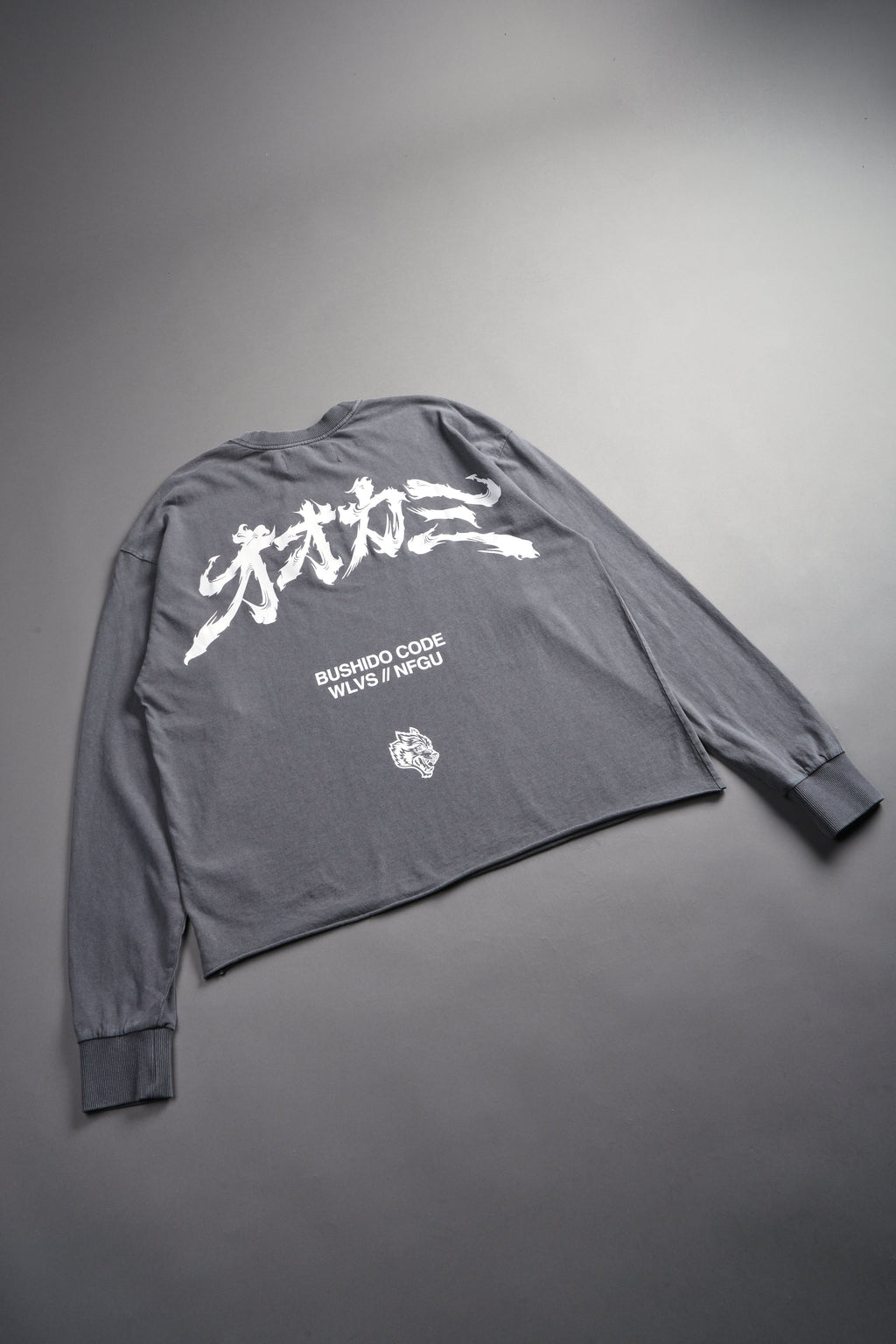 Okami Bushido Grunge Mid Length Raw Hem Ls Tee in Slate Gray — imagem 9