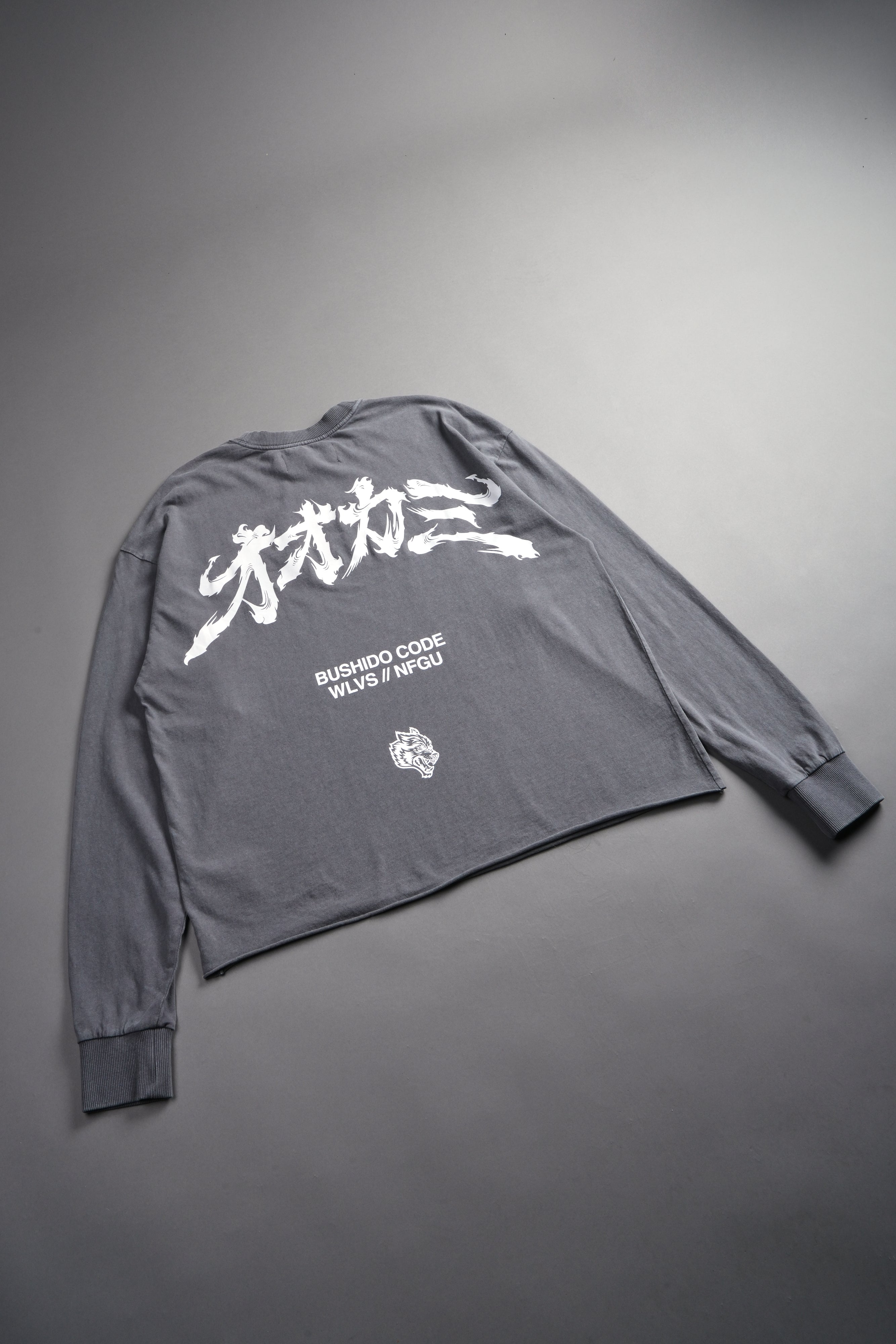 Okami Bushido Grunge Mid Length Raw Hem Ls Tee in Slate Gray — imagem 9