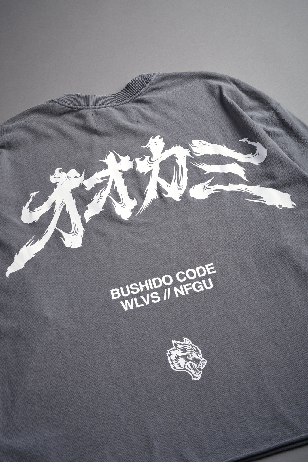Okami Bushido Grunge Mid Length Raw Hem Ls Tee in Slate Gray — imagem 10
