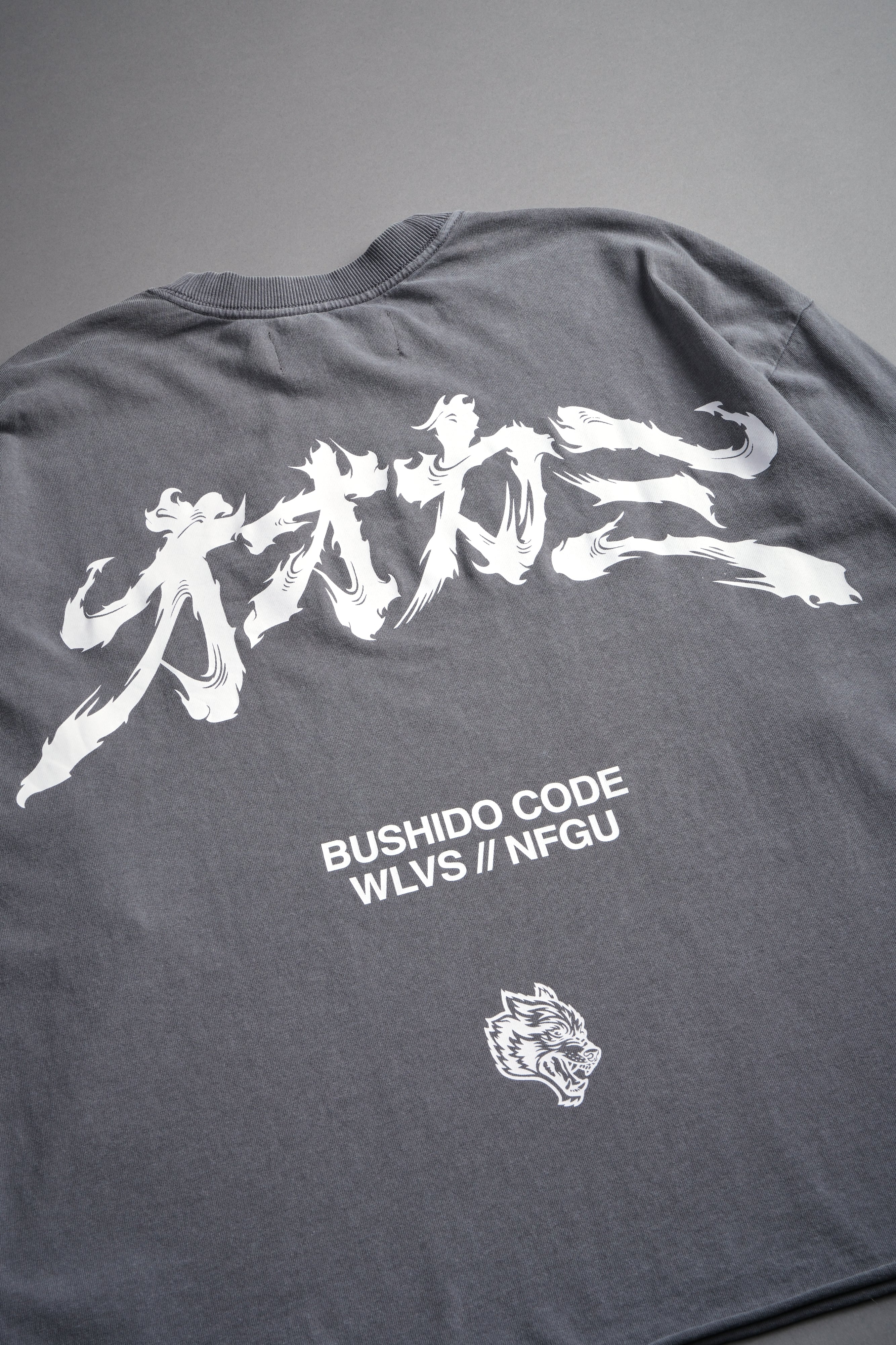 Okami Bushido Grunge Mid Length Raw Hem Ls Tee in Slate Gray — imagem 10