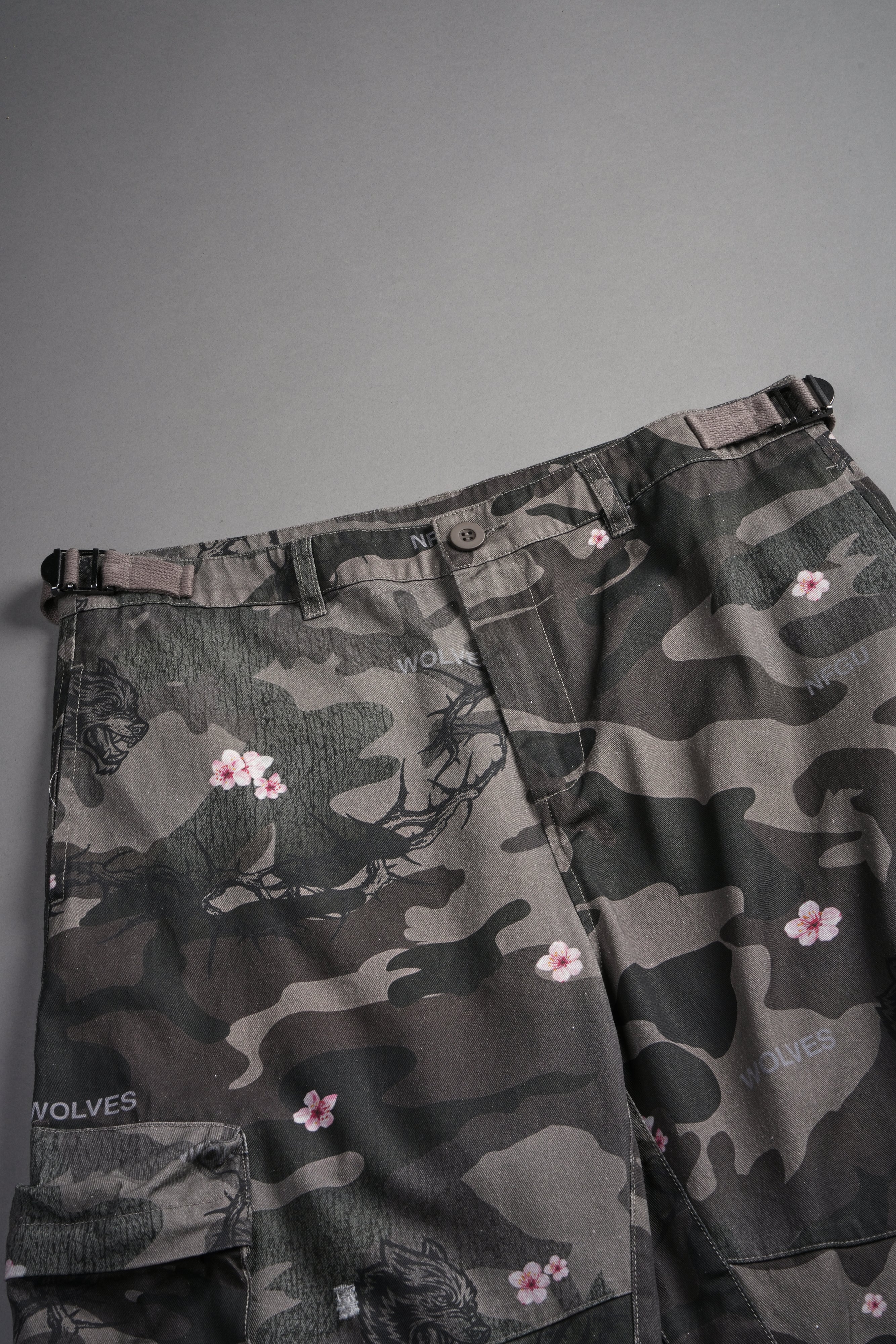 Wolf Pyramid Duke Cargo Shorts in Warrior In A Garden Green Camo — imagem 11