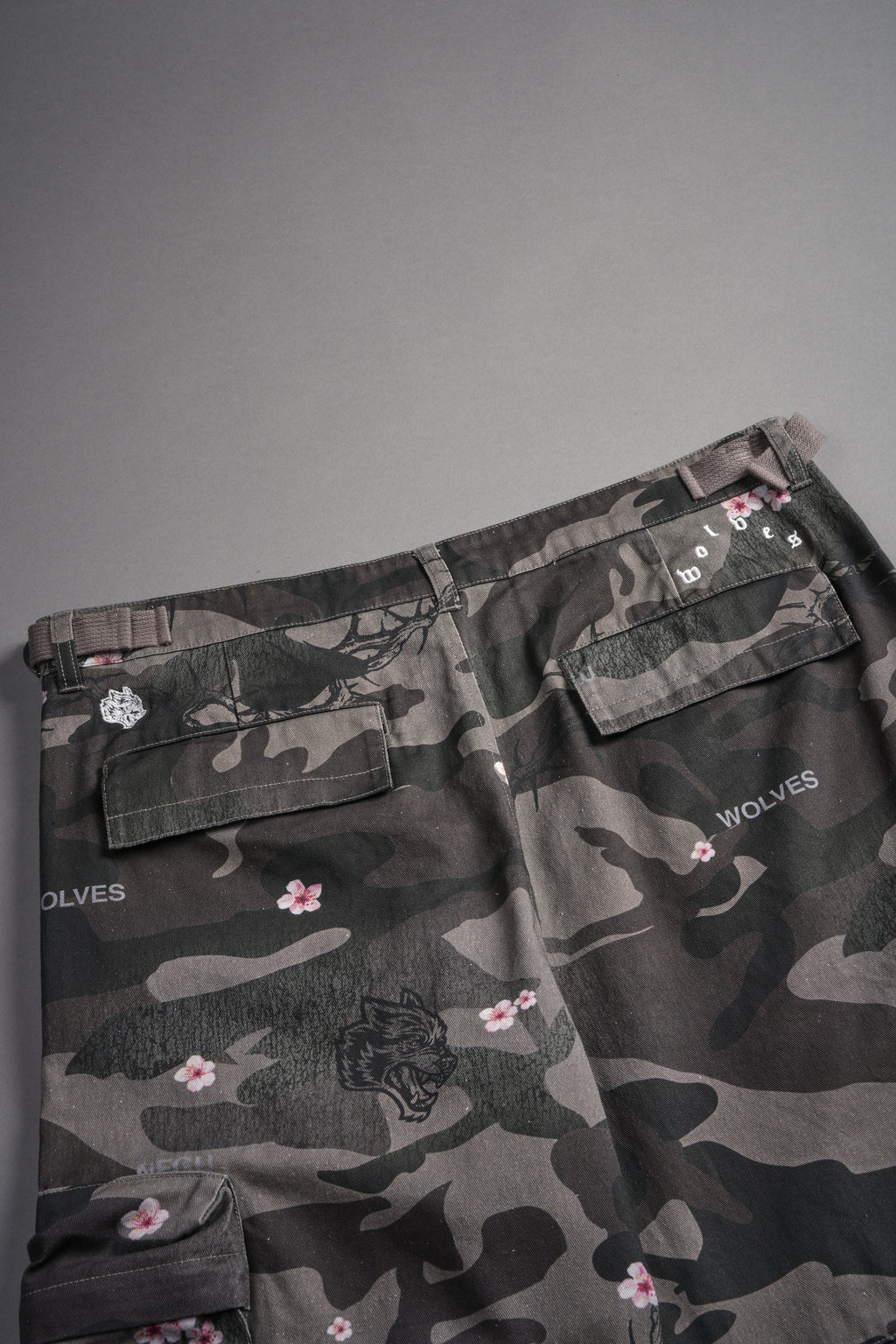 Wolf Pyramid Duke Cargo Shorts in Warrior In A Garden Green Camo — imagem 12
