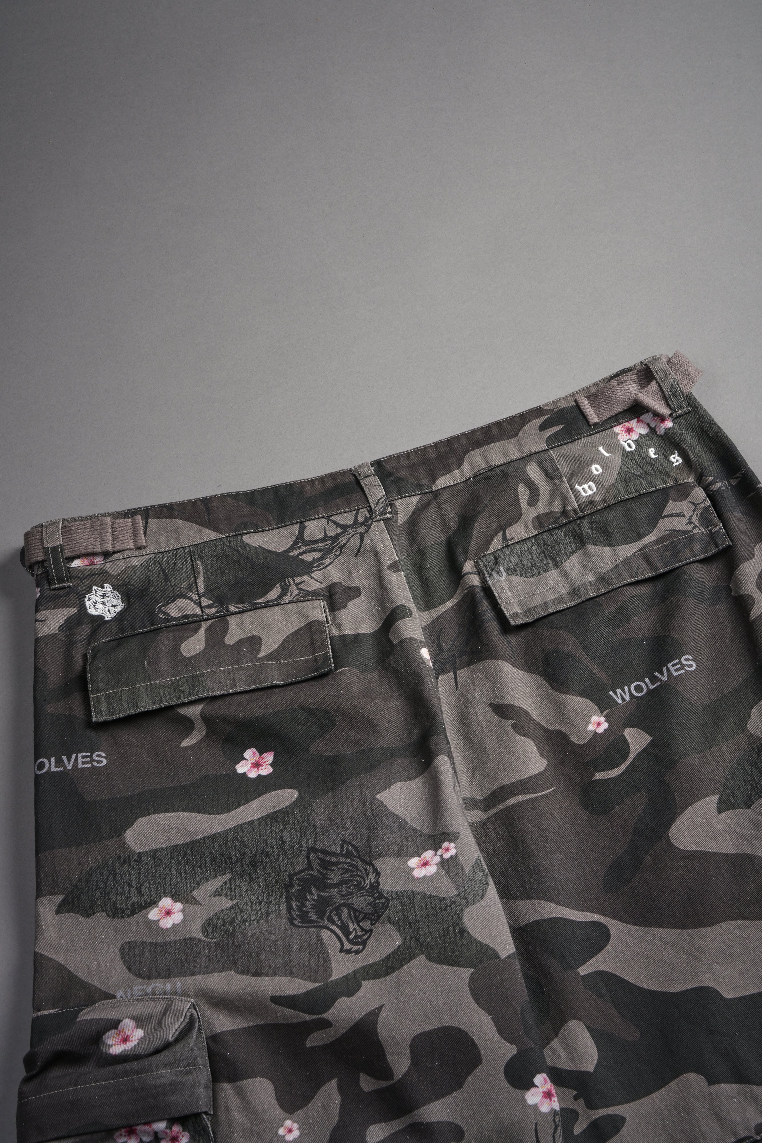 Wolf Pyramid Duke Cargo Shorts in Warrior In A Garden Green Camo — imagem 12