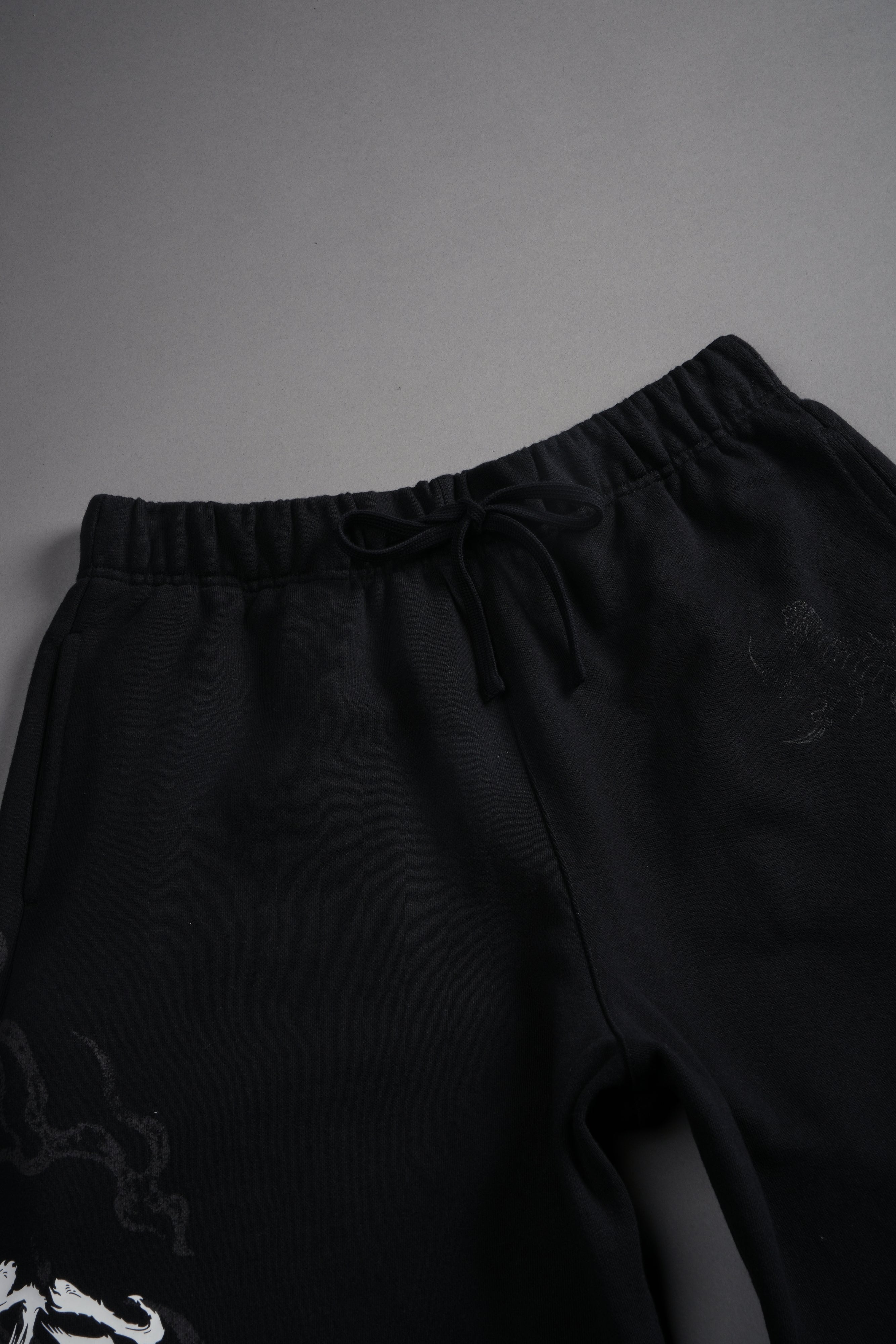 Kokuryu Grunge Oversized Raw Hem Post Lounge Sweat Shorts in Black — imagem 4