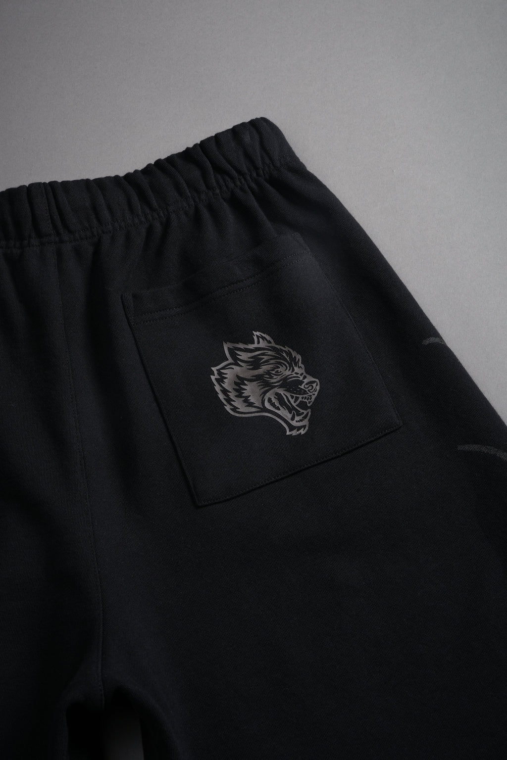Kokuryu Grunge Oversized Raw Hem Post Lounge Sweat Shorts in Black — imagem 5
