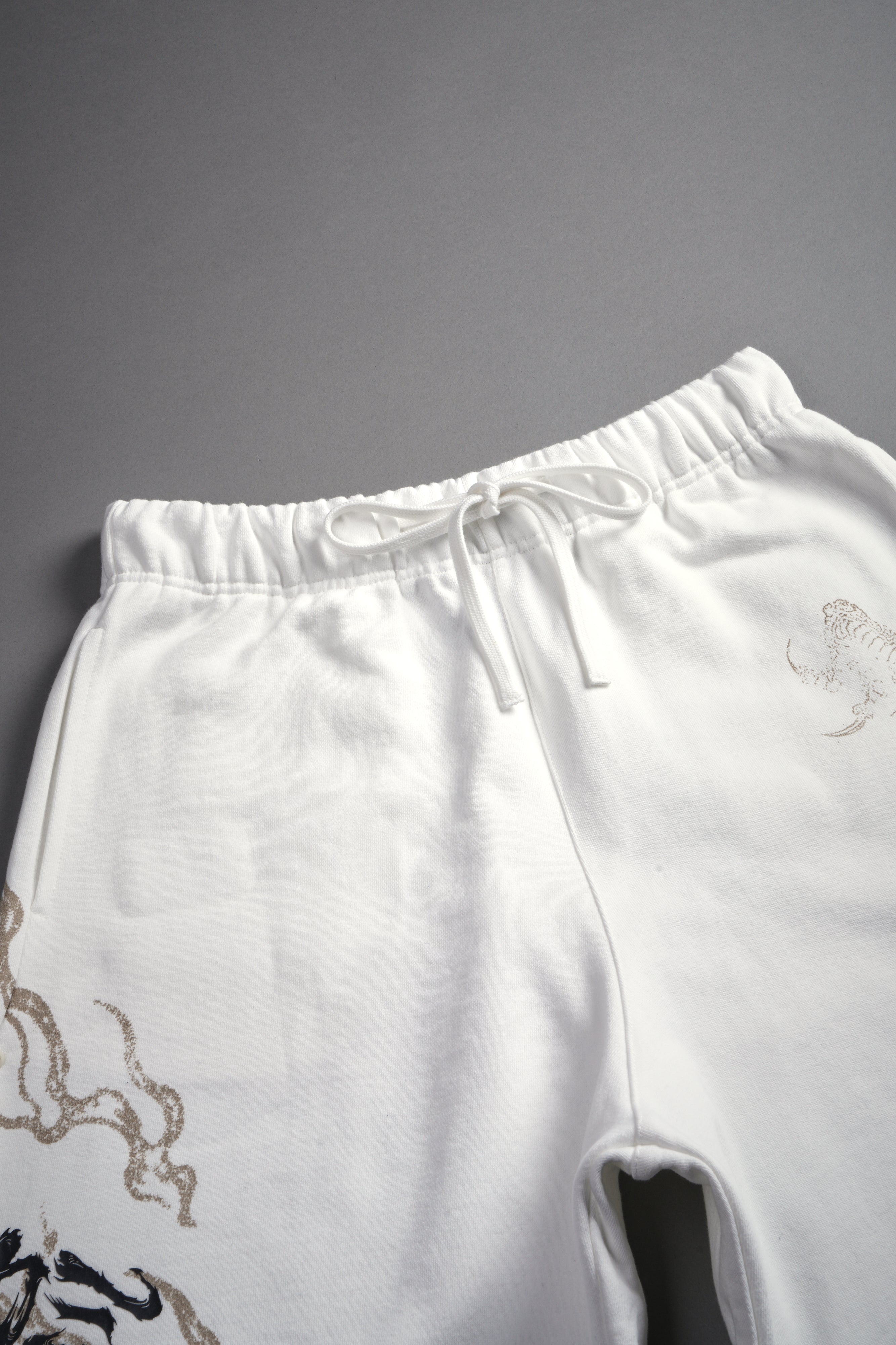 Kokuryu Grunge Oversized Raw Hem Post Lounge Sweat Shorts in Cream — imagem 13