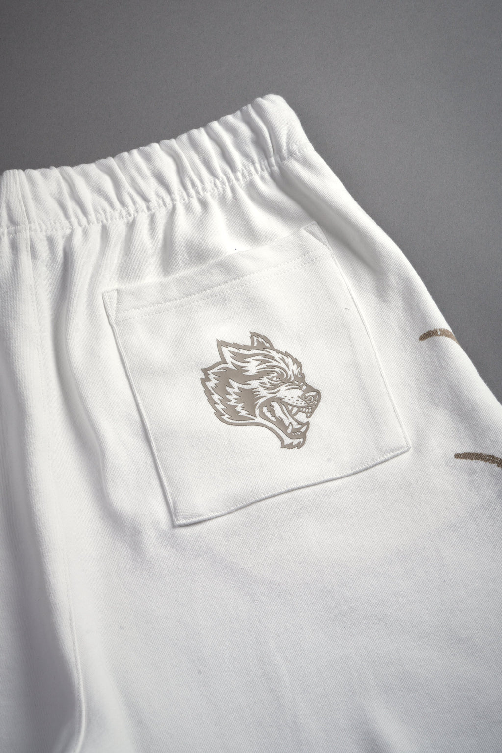 Kokuryu Grunge Oversized Raw Hem Post Lounge Sweat Shorts in Cream — imagem 14
