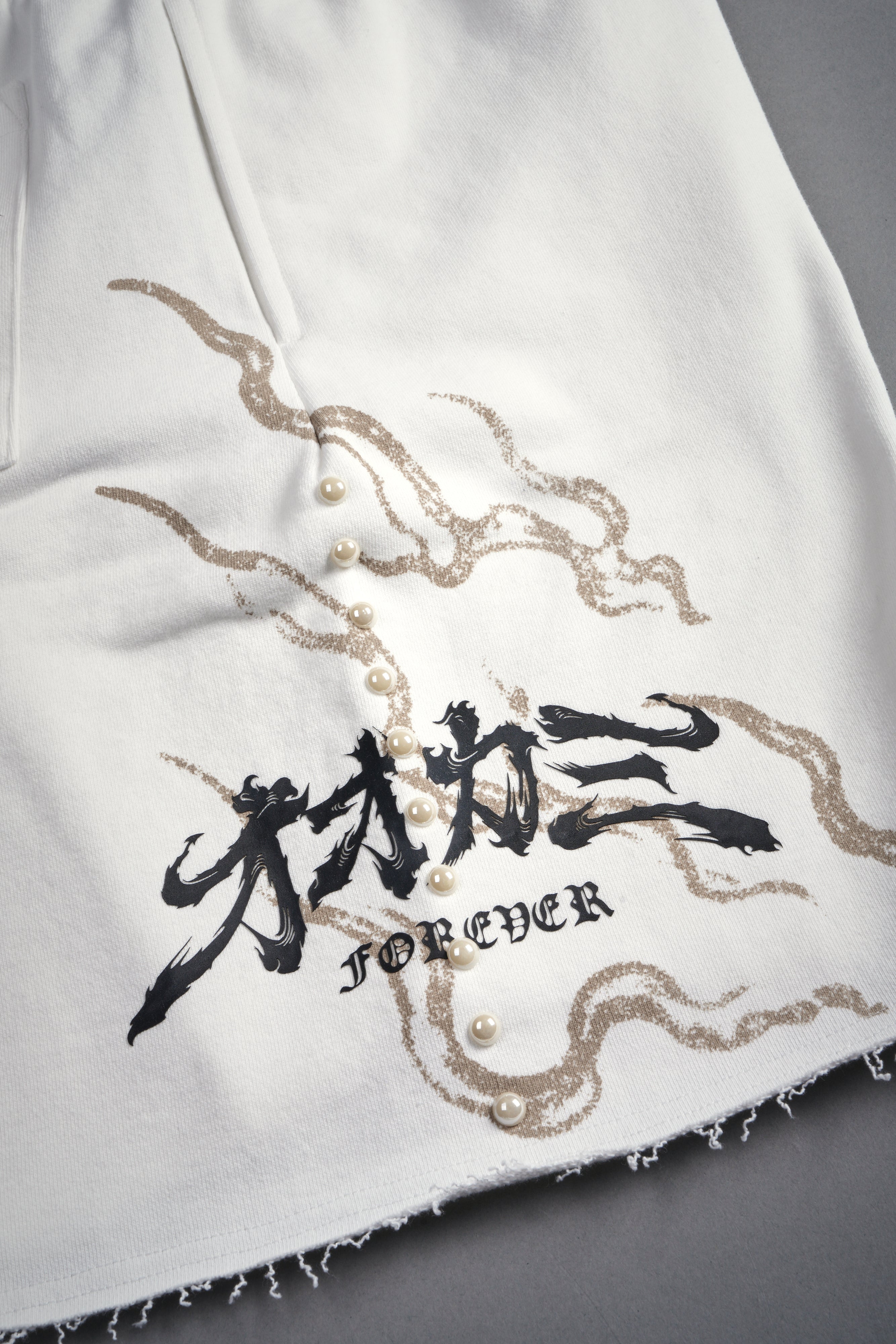 Kokuryu Grunge Oversized Raw Hem Post Lounge Sweat Shorts in Cream — imagem 16
