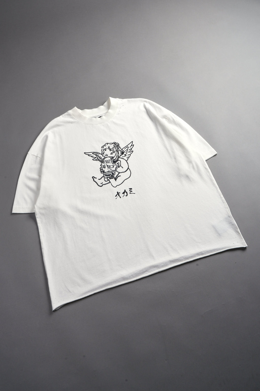 Oni Cherub Distressed Grunge Mid Length Raw Hem Tee in Cream — imagem 7