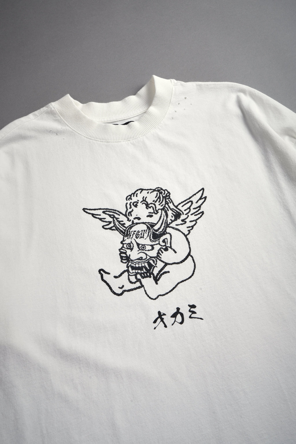 Oni Cherub Distressed Grunge Mid Length Raw Hem Tee in Cream — imagem 8