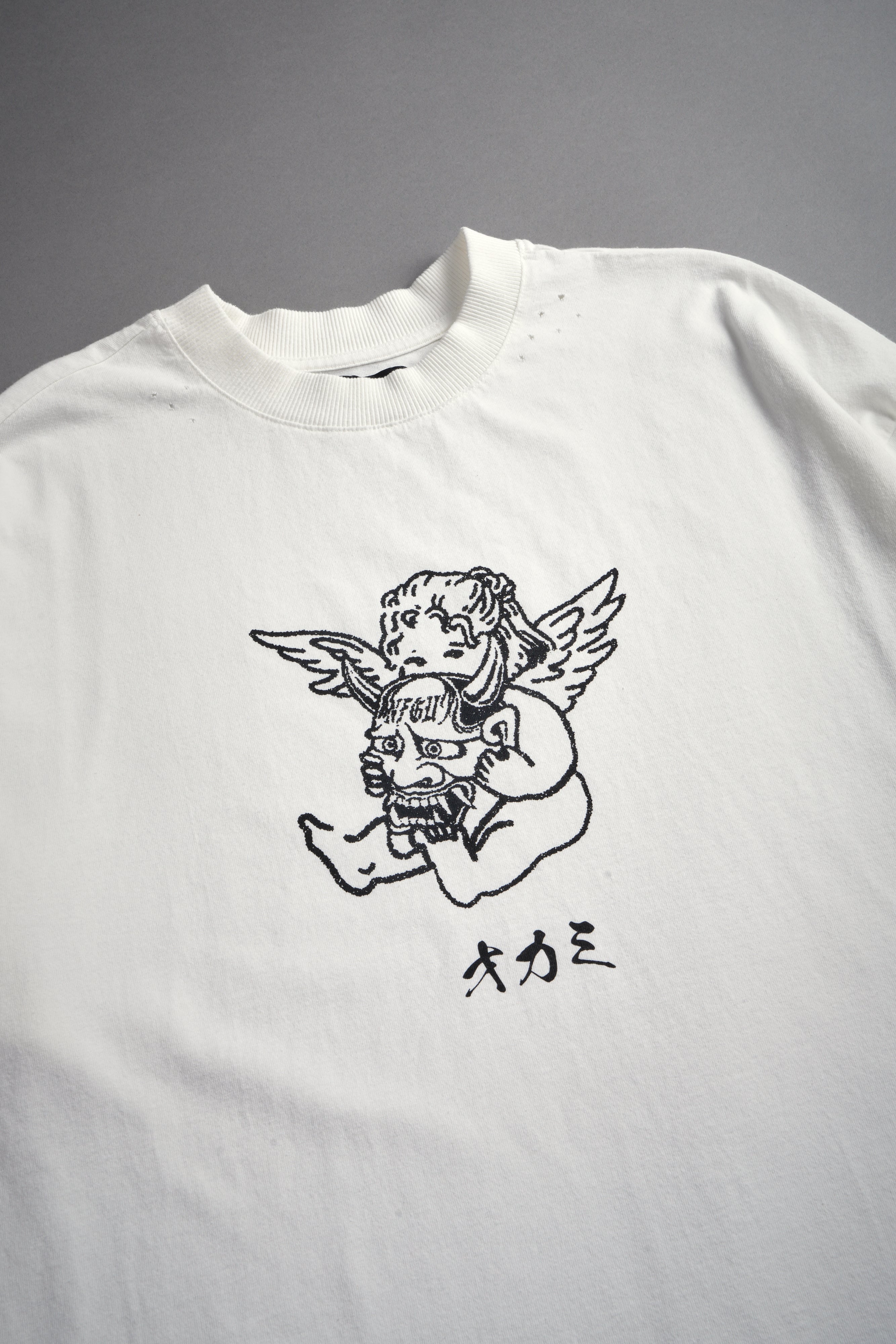 Oni Cherub Distressed Grunge Mid Length Raw Hem Tee in Cream — imagem 8