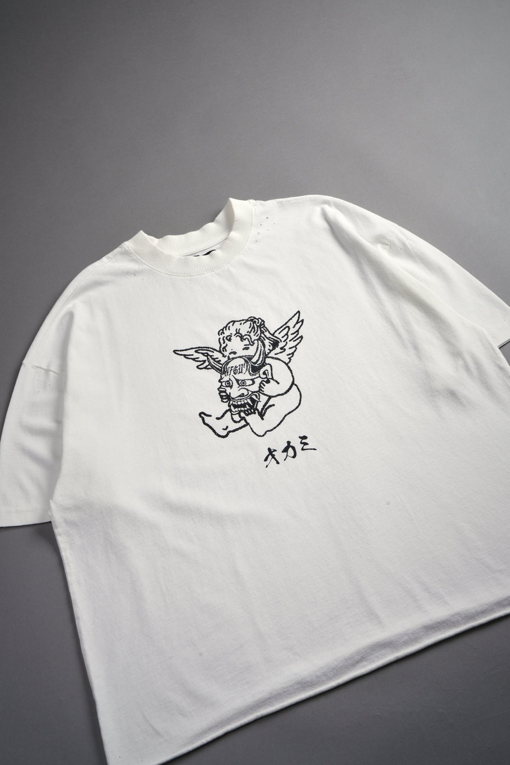Oni Cherub Distressed Grunge Mid Length Raw Hem Tee in Cream — imagem 9