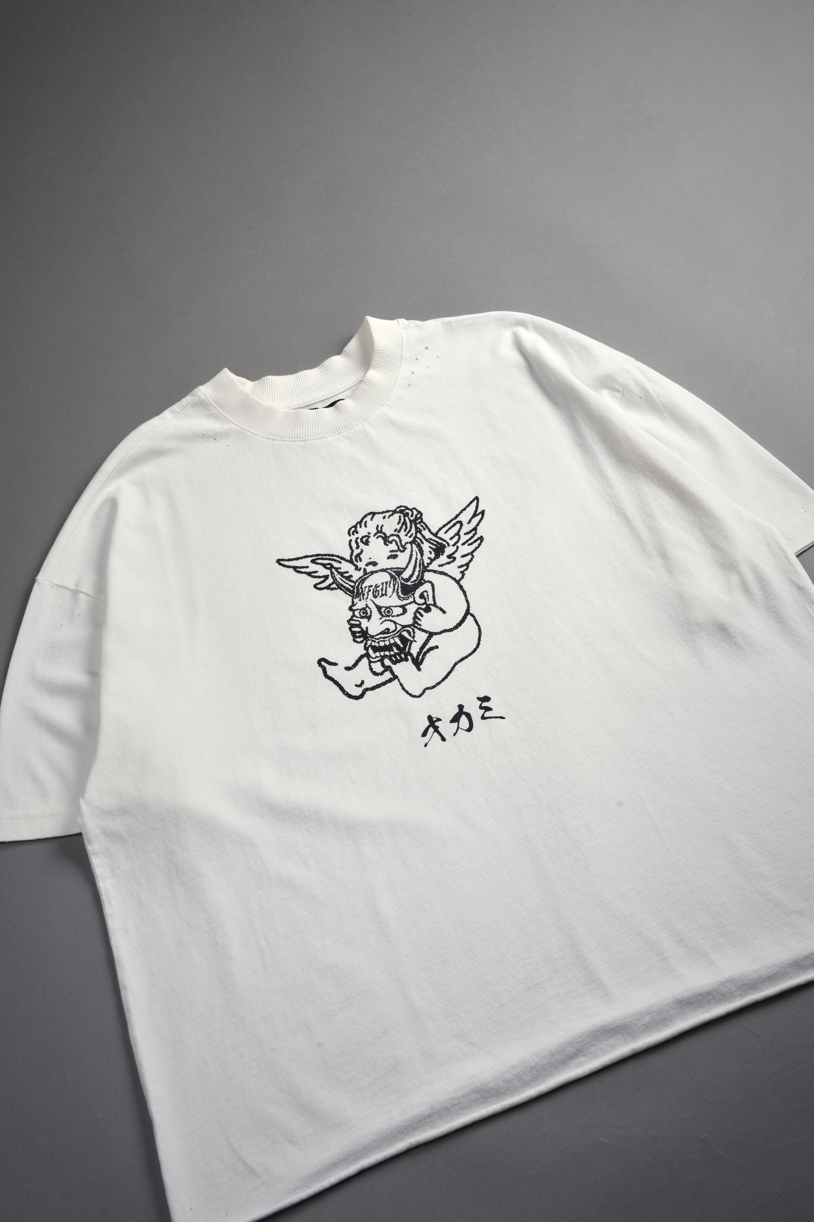 Oni Cherub Distressed Grunge Mid Length Raw Hem Tee in Cream — imagem 9