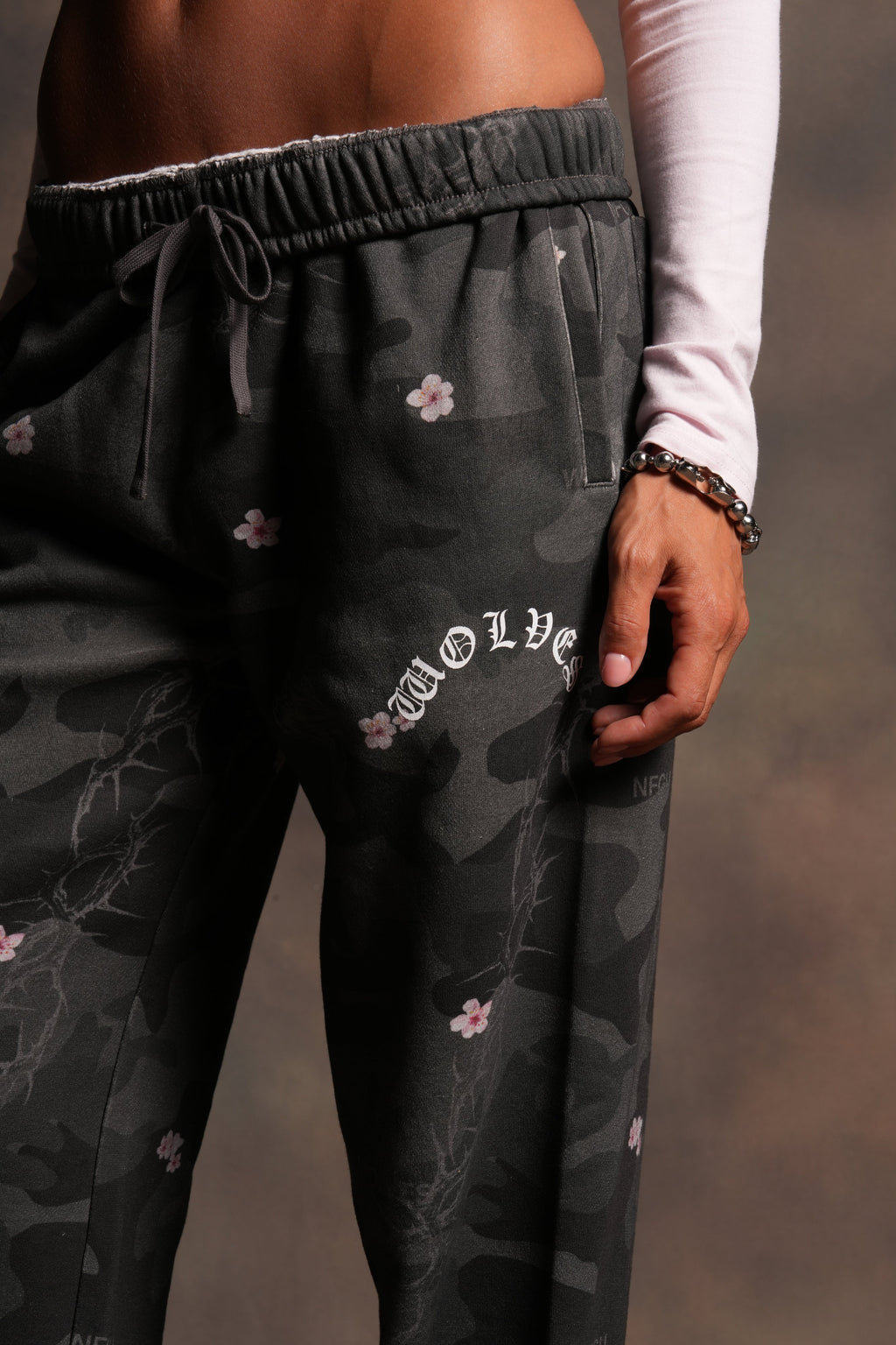 Wolf Chopper Big Cozy Sweats in Warrior In A Garden Black Camo - imagem 5
