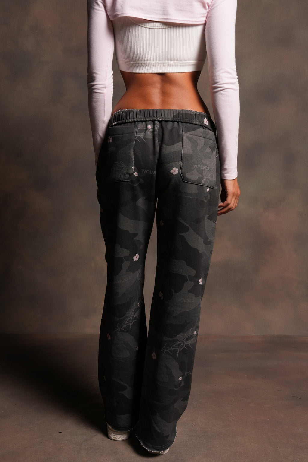 Wolf Chopper Big Cozy Sweats in Warrior In A Garden Black Camo - imagem 2