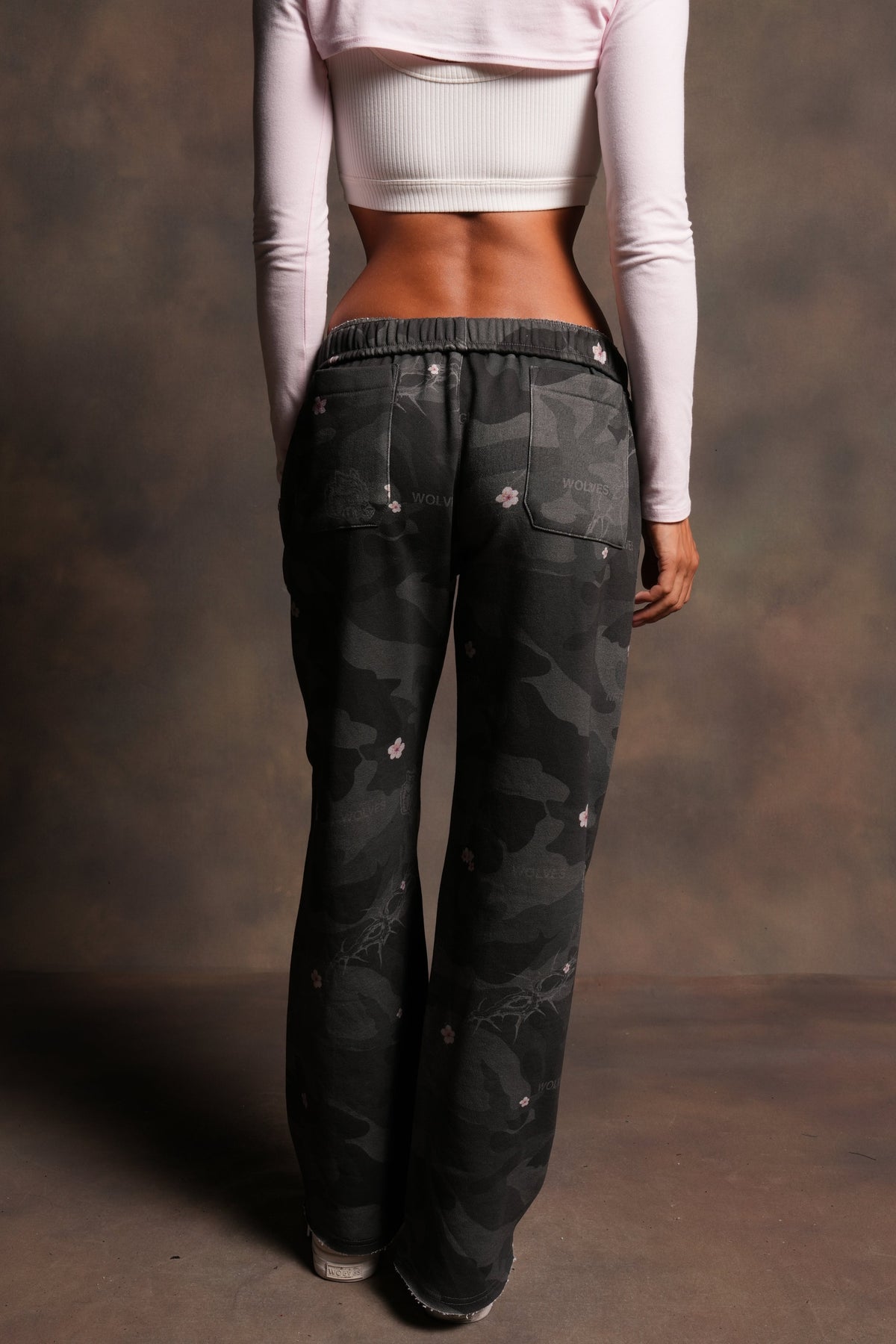 Wolf Chopper Big Cozy Sweats in Warrior In A Garden Black Camo - imagem 2