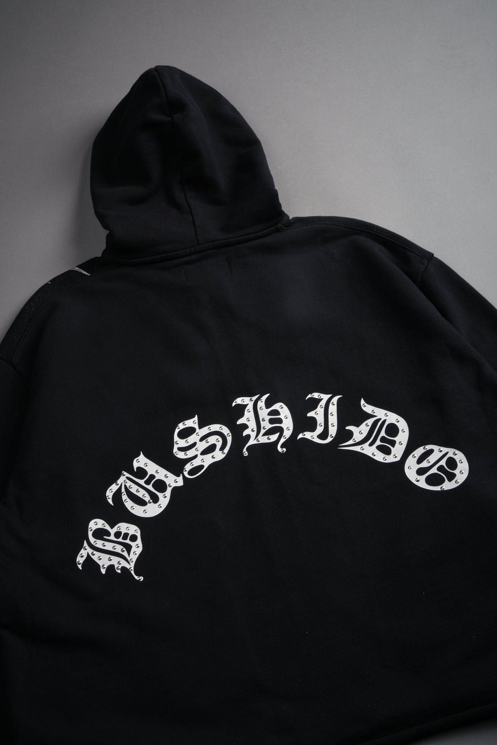 Shutendoji Distressed Grunge Mid Length Raw Hem Zip Hoodie in Black — imagem 15