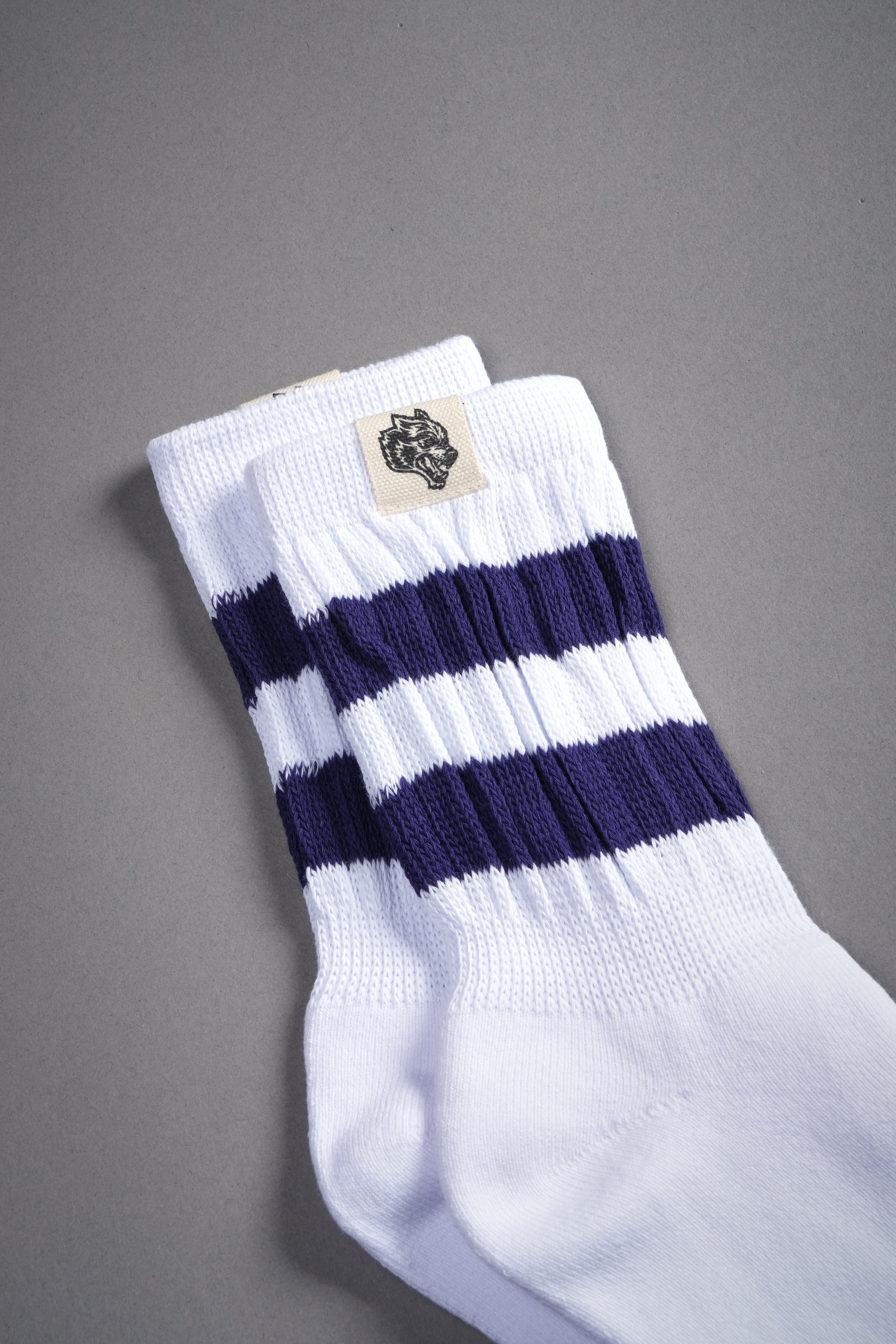 Wolf Patch V2 2 Stripe Comfy Socks in White/Royal Navy — imagem 3